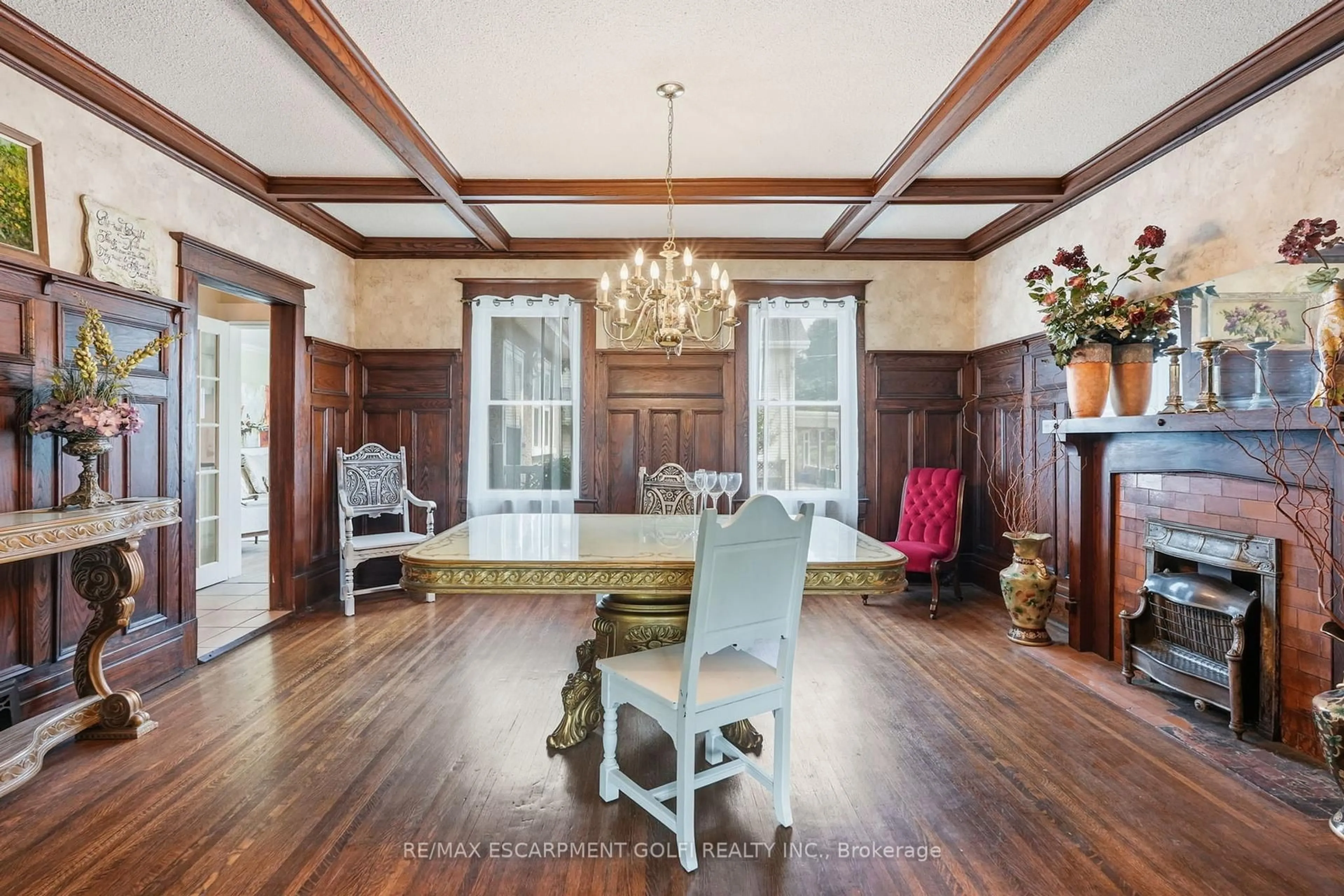 Dining room, wood/laminate floor for 2 Carleton St, Thorold Ontario L2V 2A3