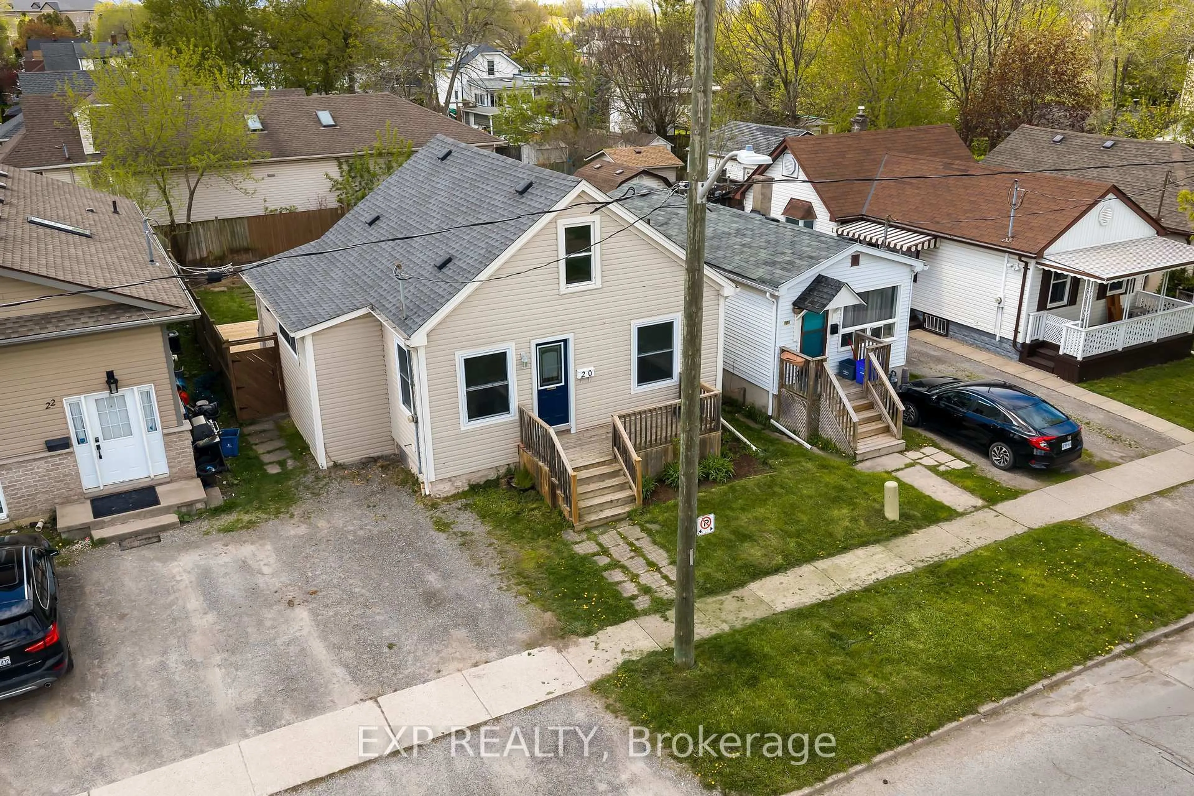 A pic from outside/outdoor area/front of a property/back of a property/a pic from drone, street for 20 Lloyd St, St. Catharines Ontario L2S 2N8