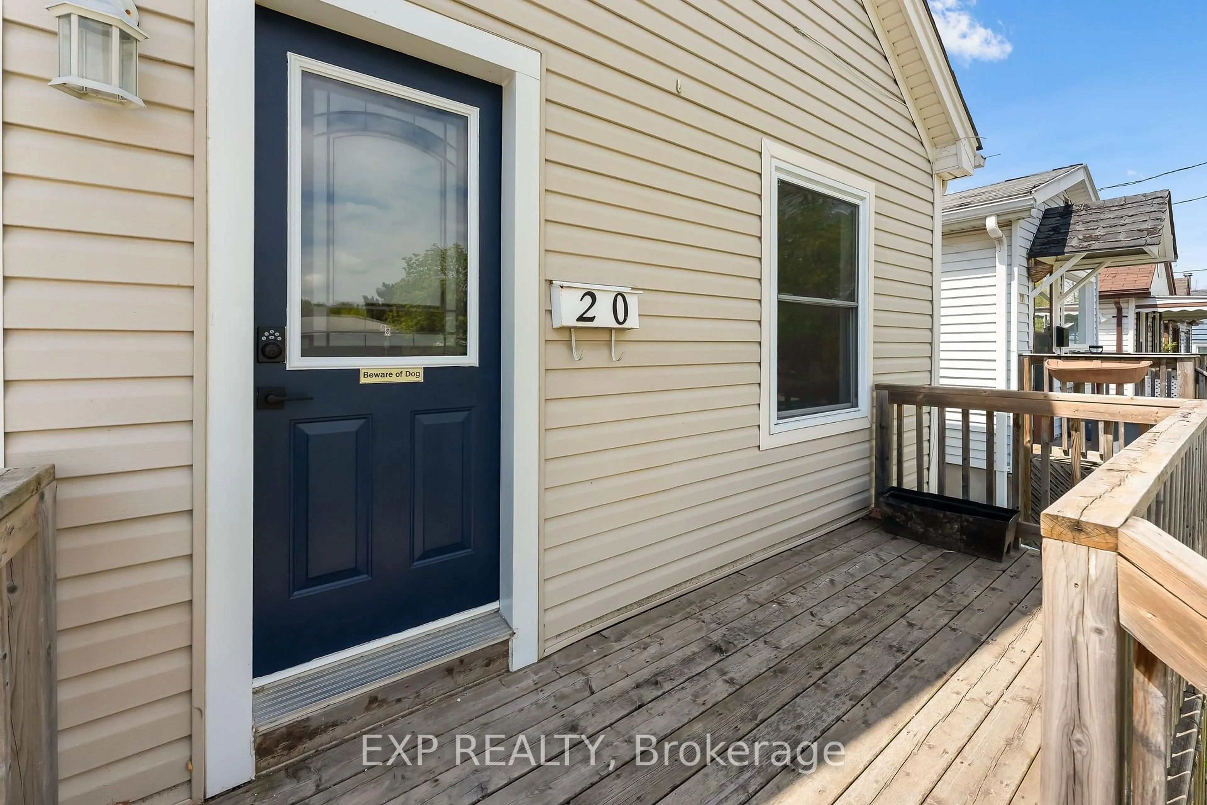 Indoor entryway for 20 Lloyd St, St. Catharines Ontario L2S 2N8