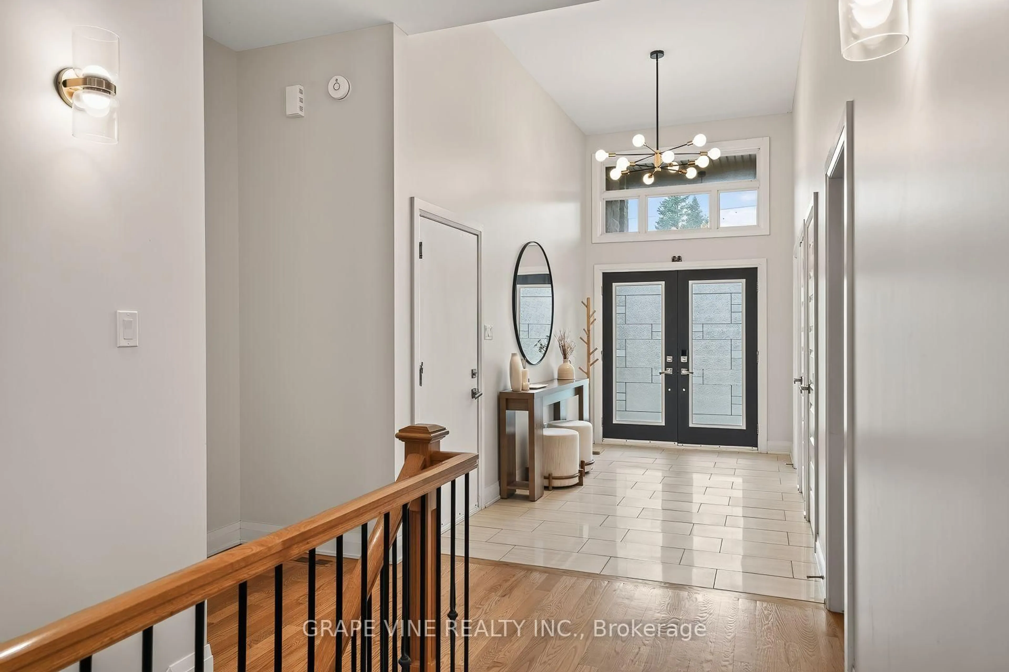 Indoor entryway for 1592 Rosebella Ave, Ottawa Ontario K1T 1G1