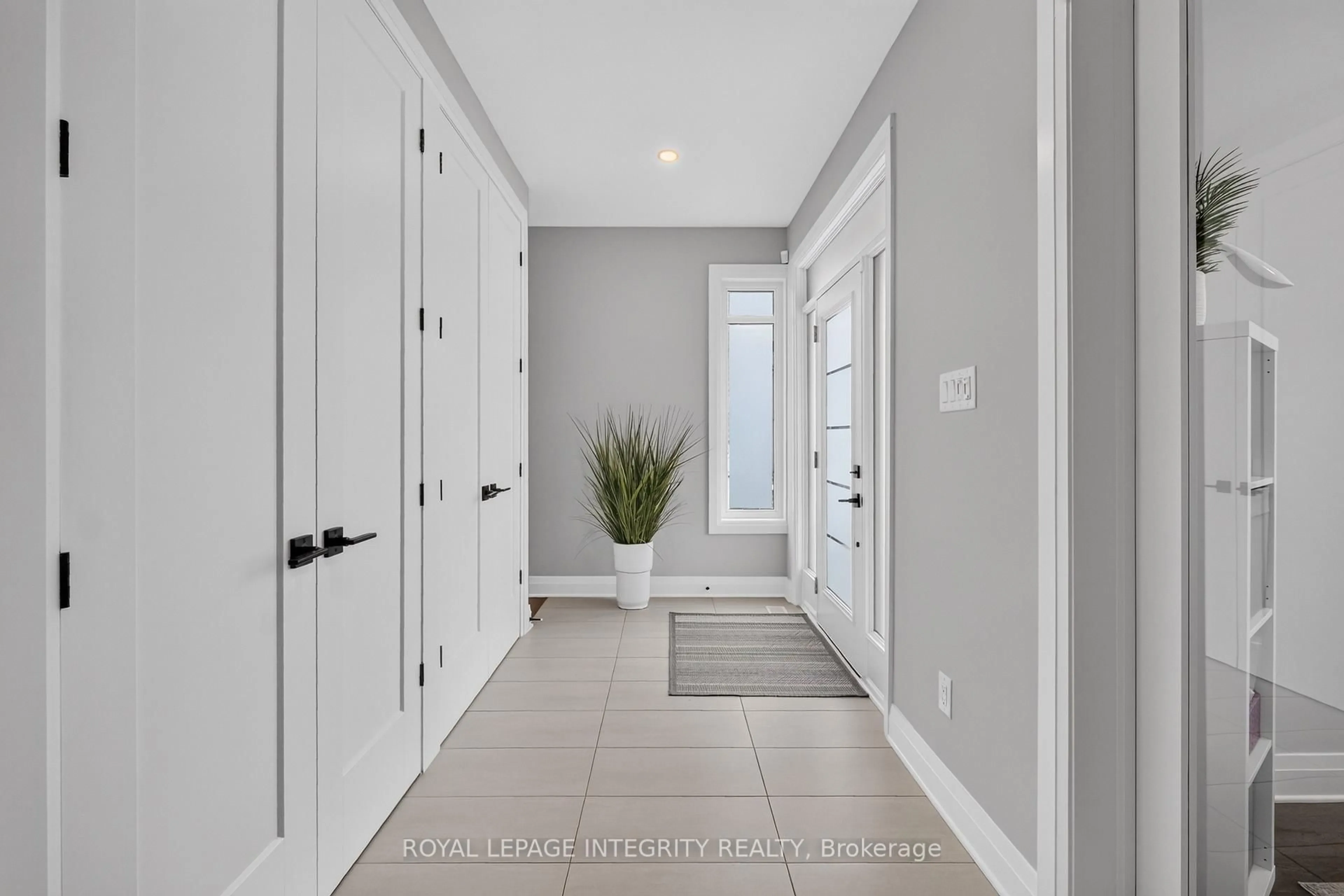 Indoor entryway for 643 Gendarme Circ, Ottawa Ontario K1W 0R5