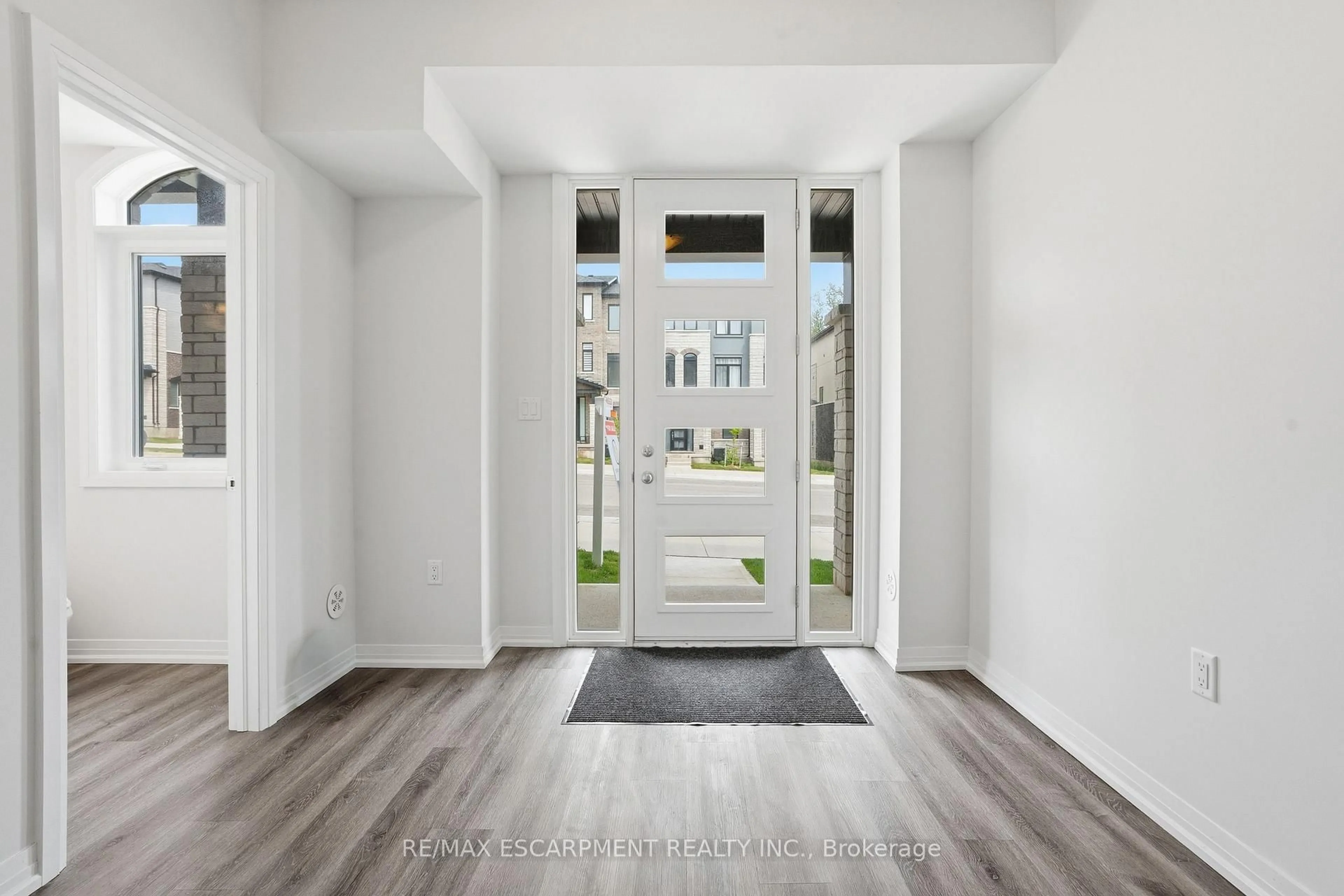 Indoor entryway for 155 Equestrian Way #33, Cambridge Ontario N3E 0E8