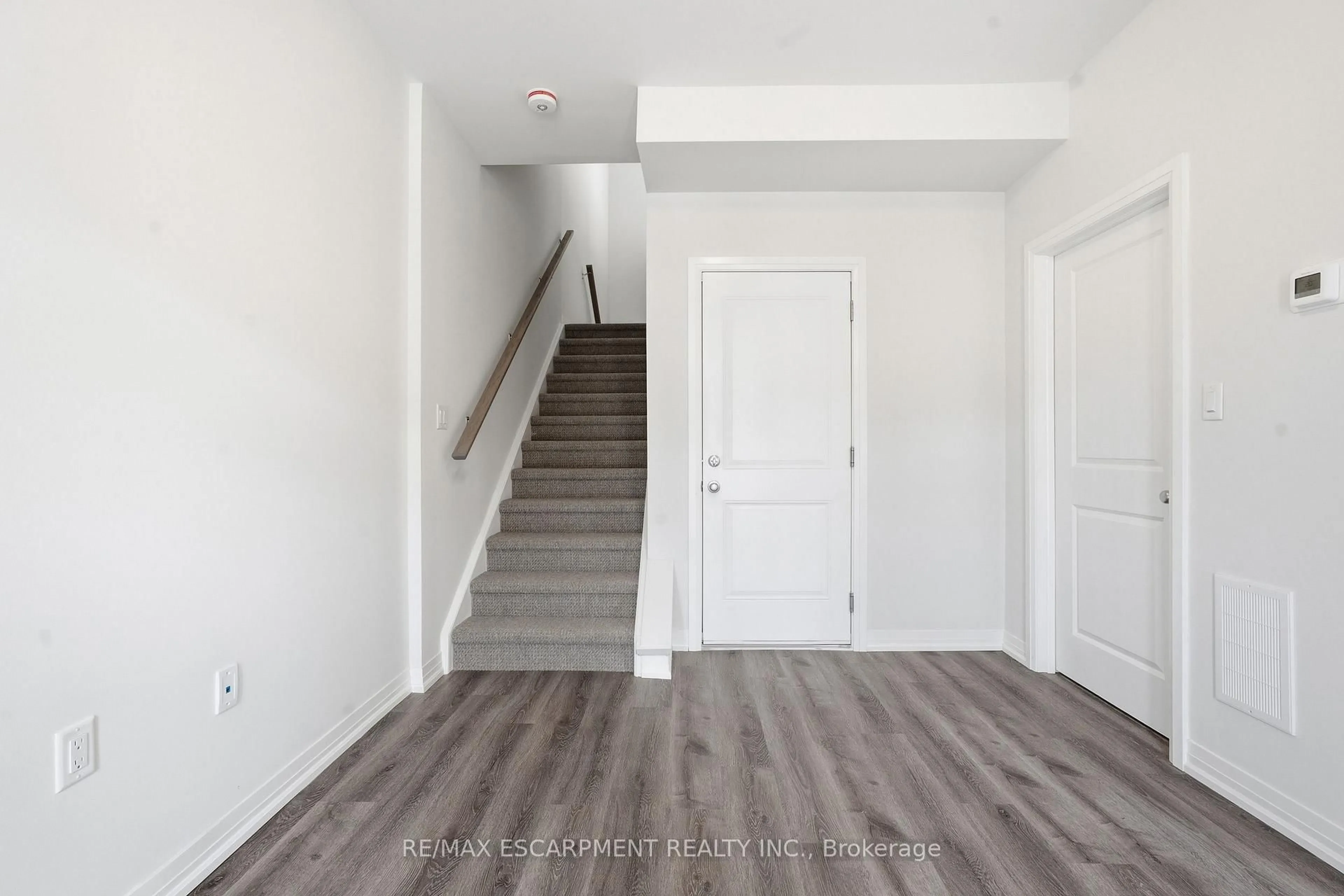 Indoor entryway for 155 Equestrian Way #33, Cambridge Ontario N3E 0E8