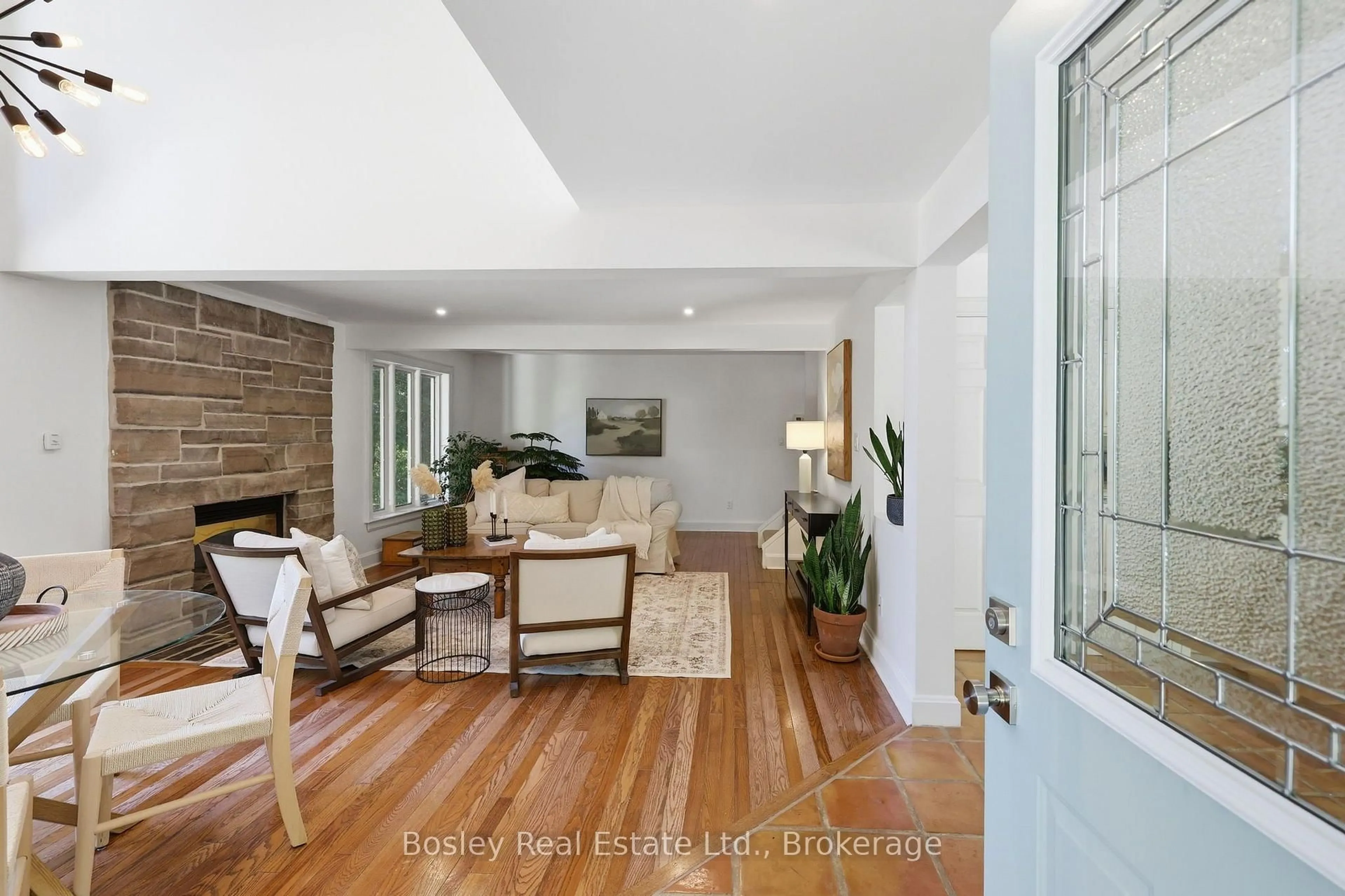 Indoor foyer for 164 Bay St, Blue Mountains Ontario N0H 2P0