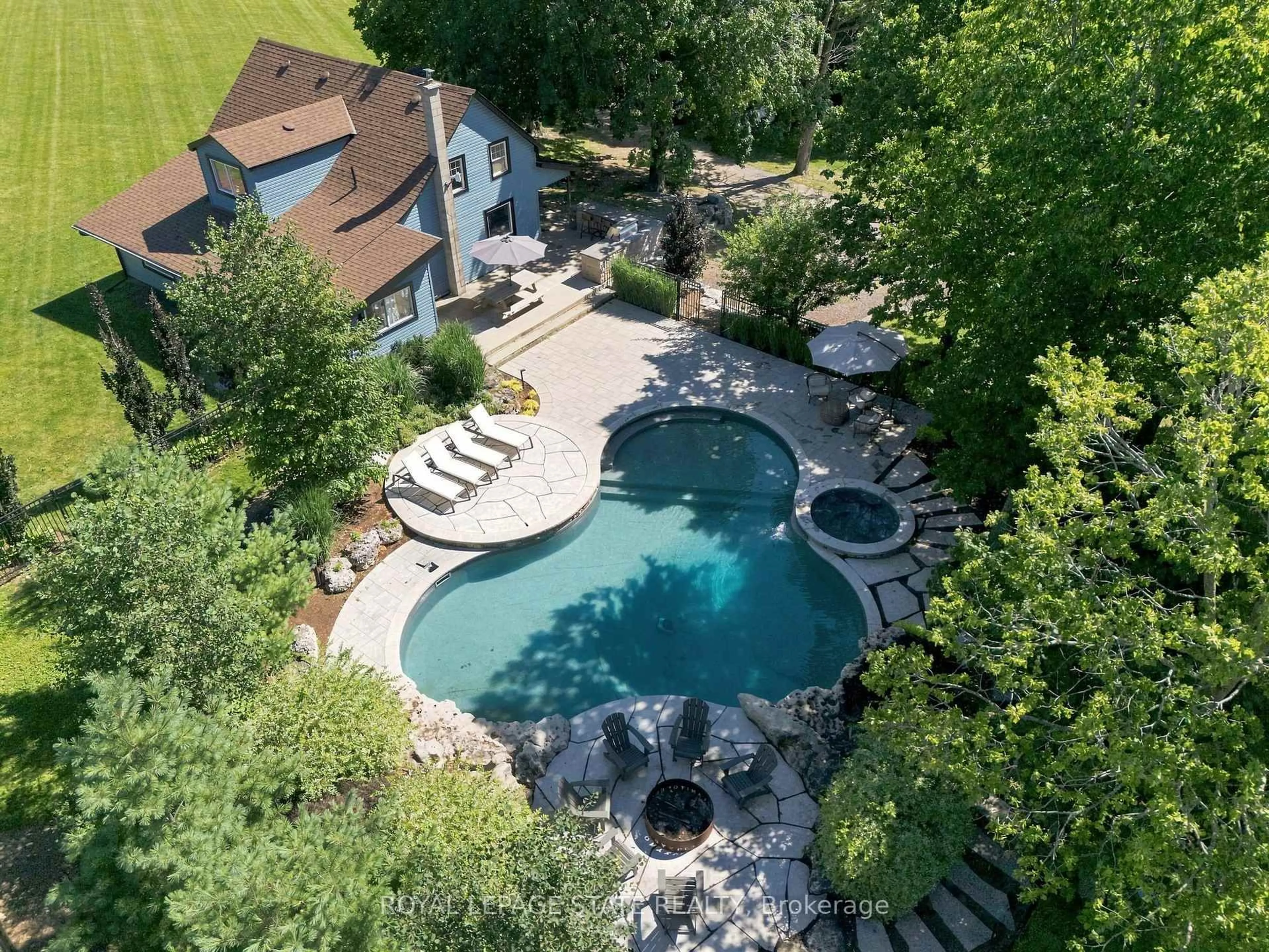 A pic from outside/outdoor area/front of a property/back of a property/a pic from drone, unknown for 62 Thompson Rd, Brantford Ontario N3T 5L4