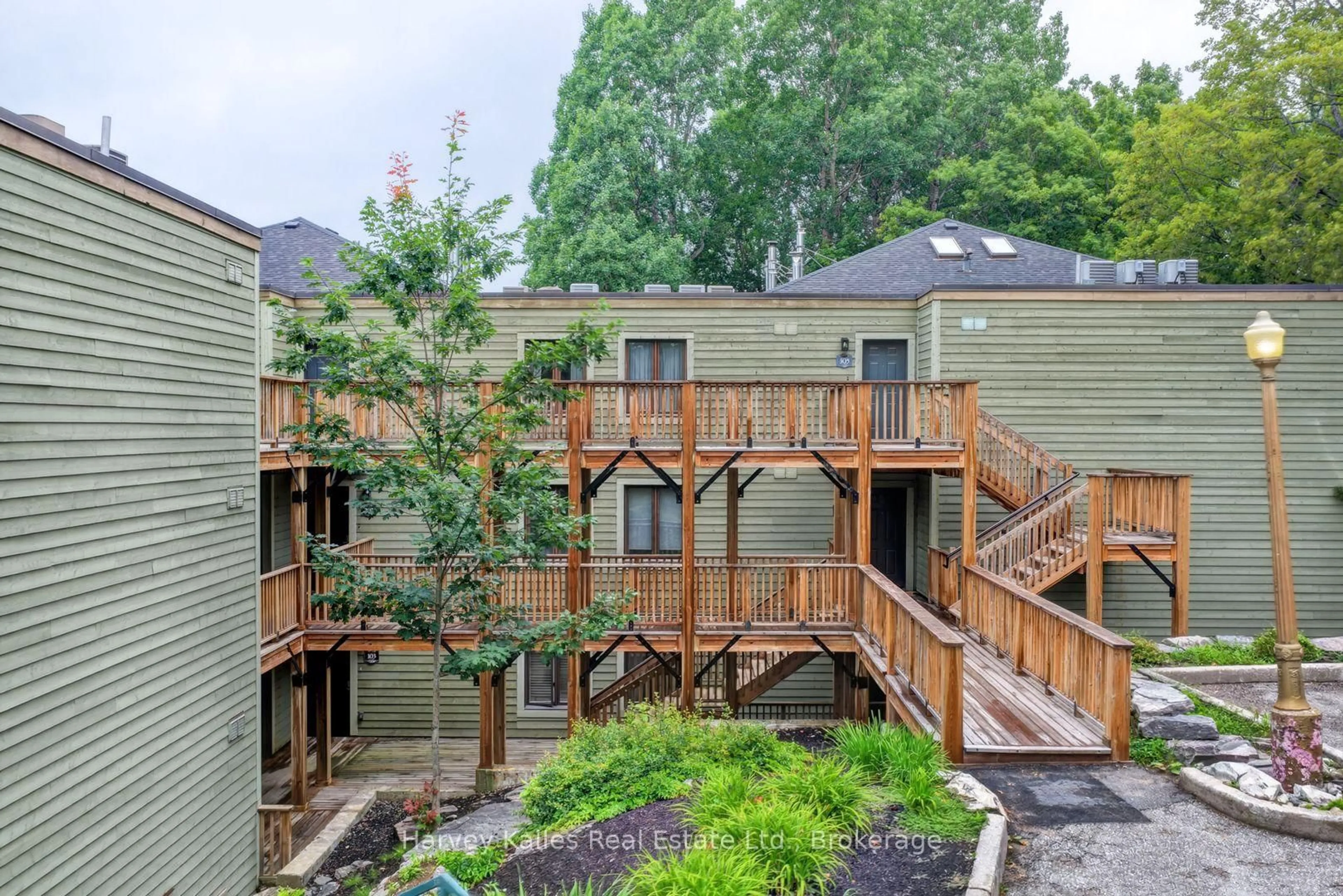 A pic from outside/outdoor area/front of a property/back of a property/a pic from drone, unknown for 26 Deerhurst Golfview Dr #303, Huntsville Ontario P1H 1A9