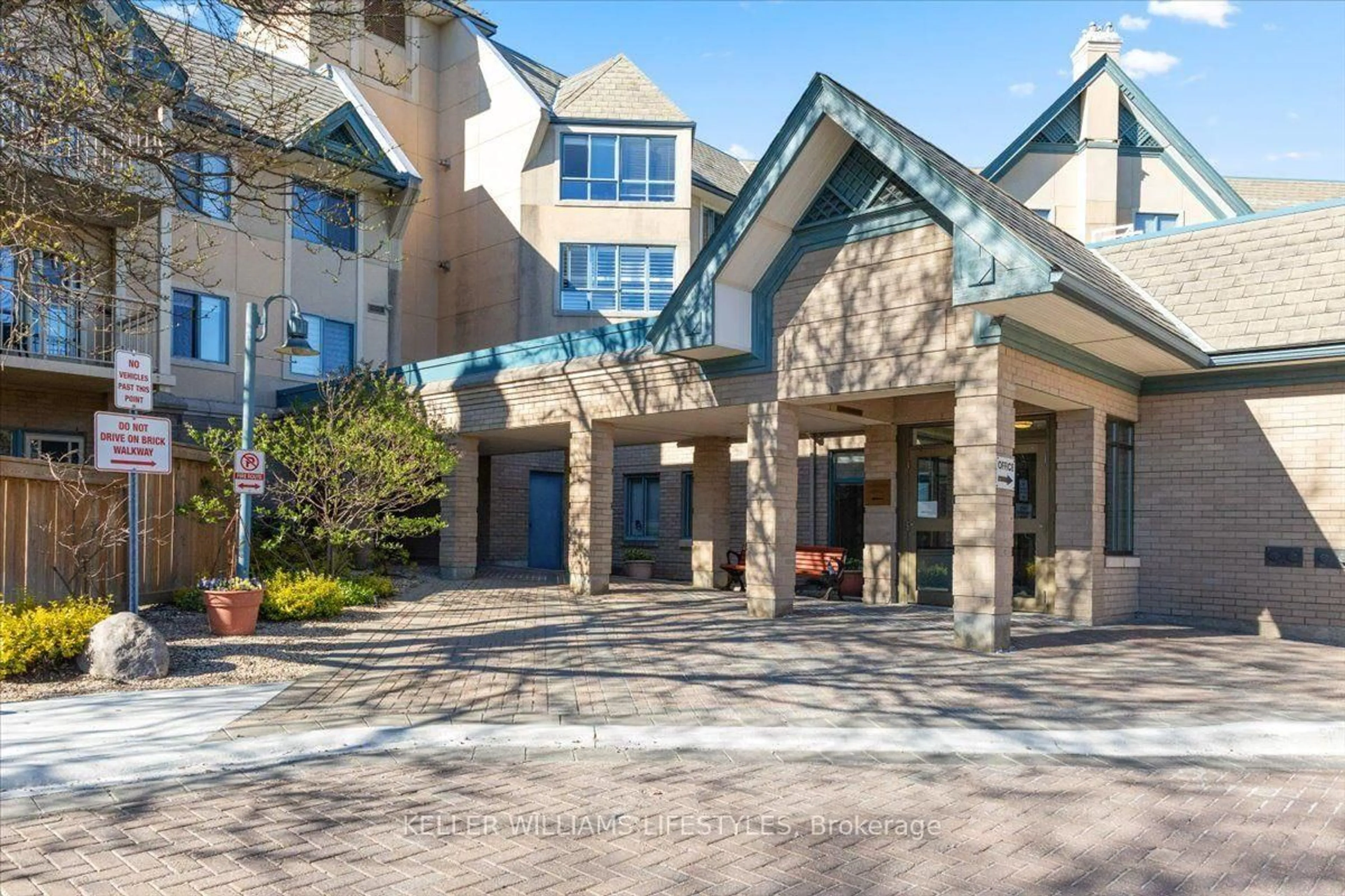Indoor foyer for 511 Gainsborough Rd #113, London North Ontario N6G 4Z5