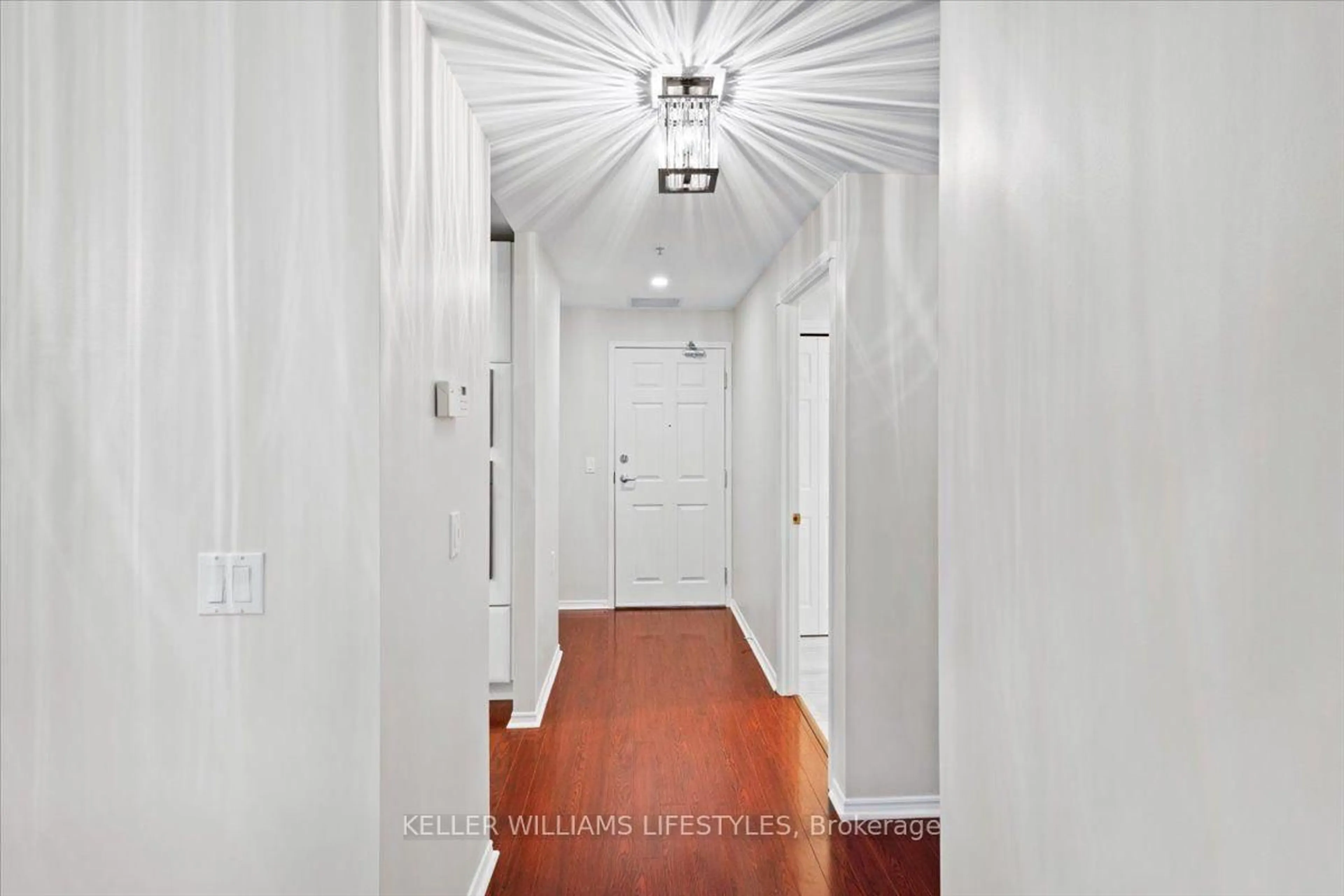 Indoor foyer for 511 Gainsborough Rd #113, London North Ontario N6G 4Z5