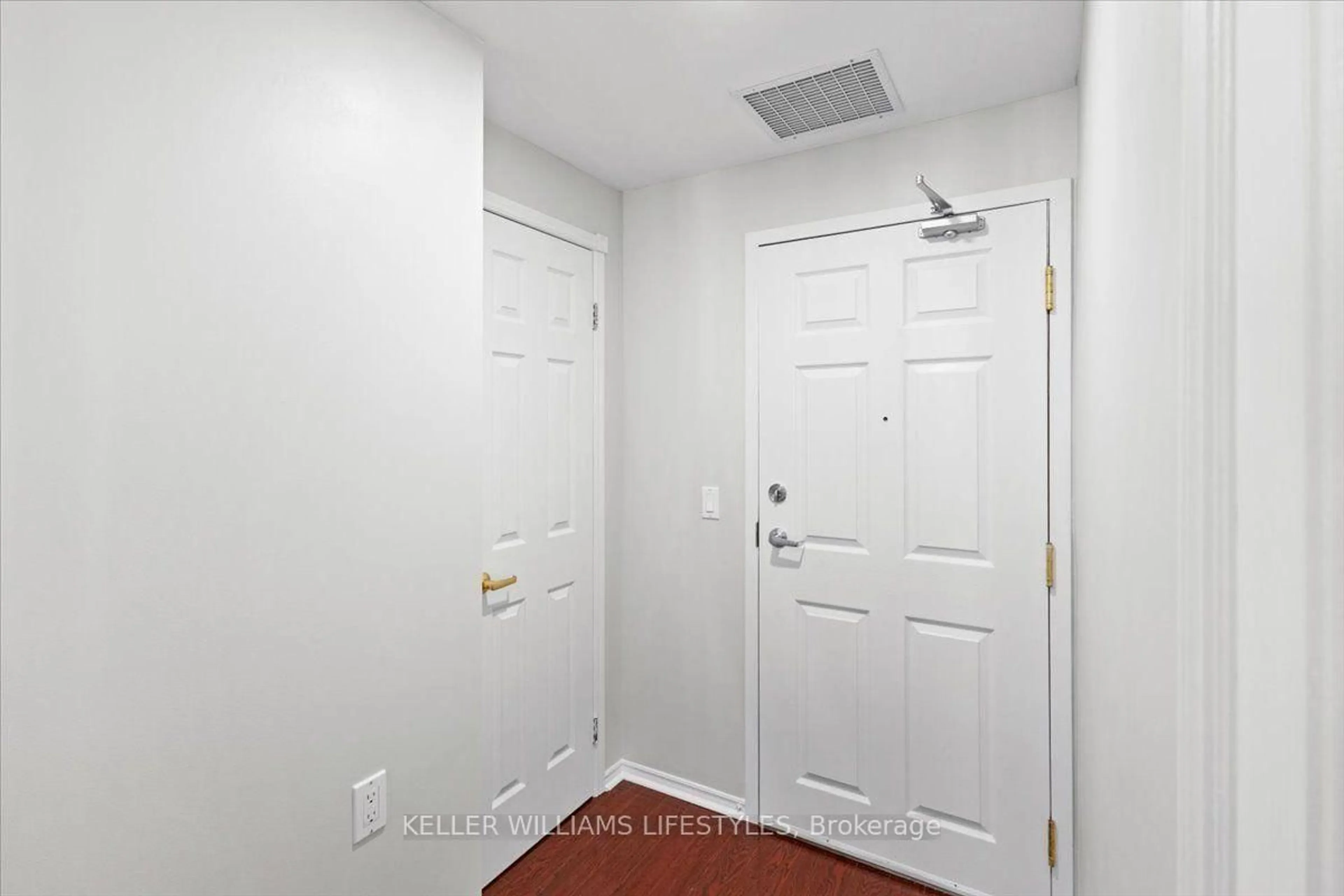 Indoor entryway for 511 Gainsborough Rd #113, London North Ontario N6G 4Z5