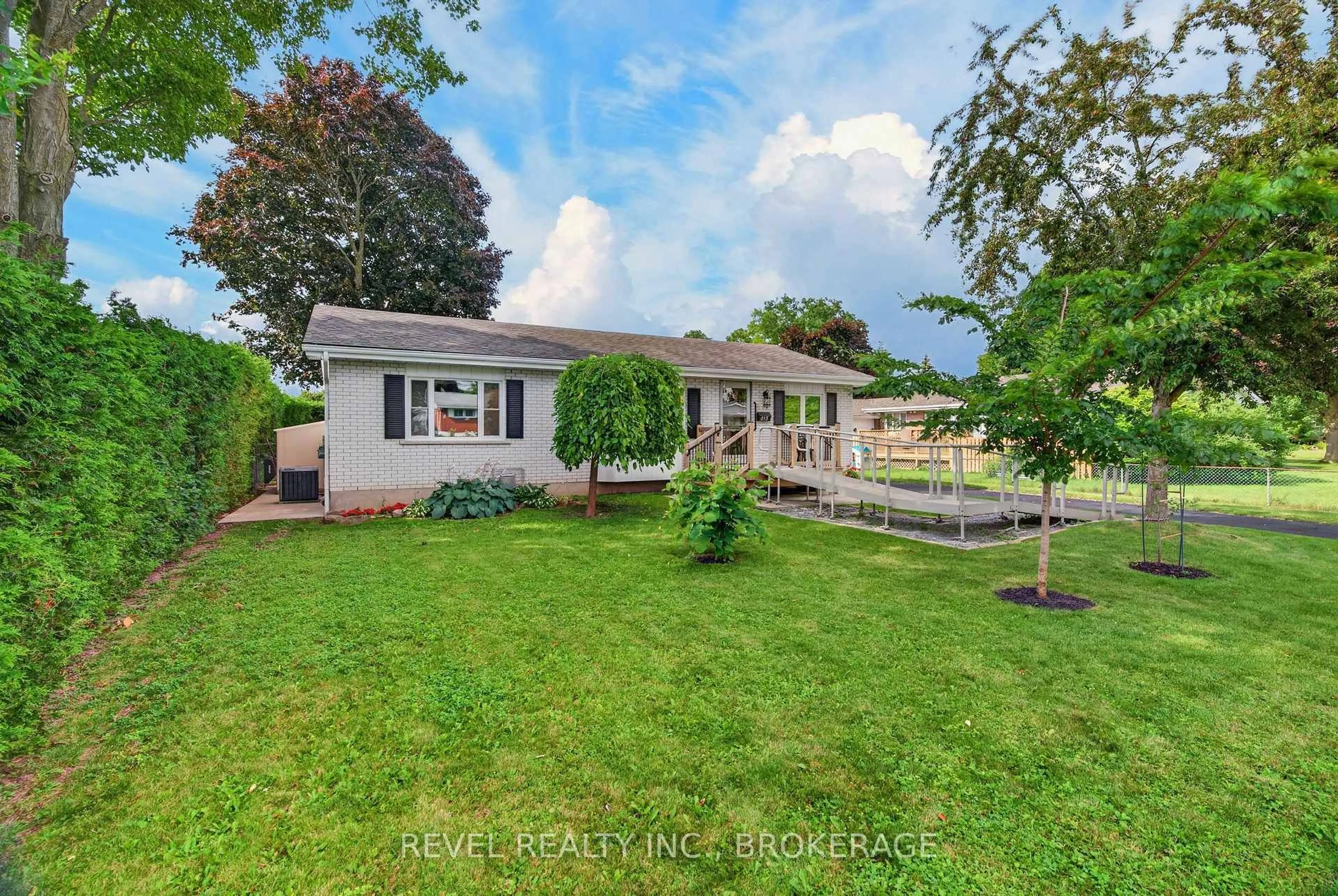 A pic from outside/outdoor area/front of a property/back of a property/a pic from drone, street for 813 Camberley Cres, Kingston Ontario K7M 4C6