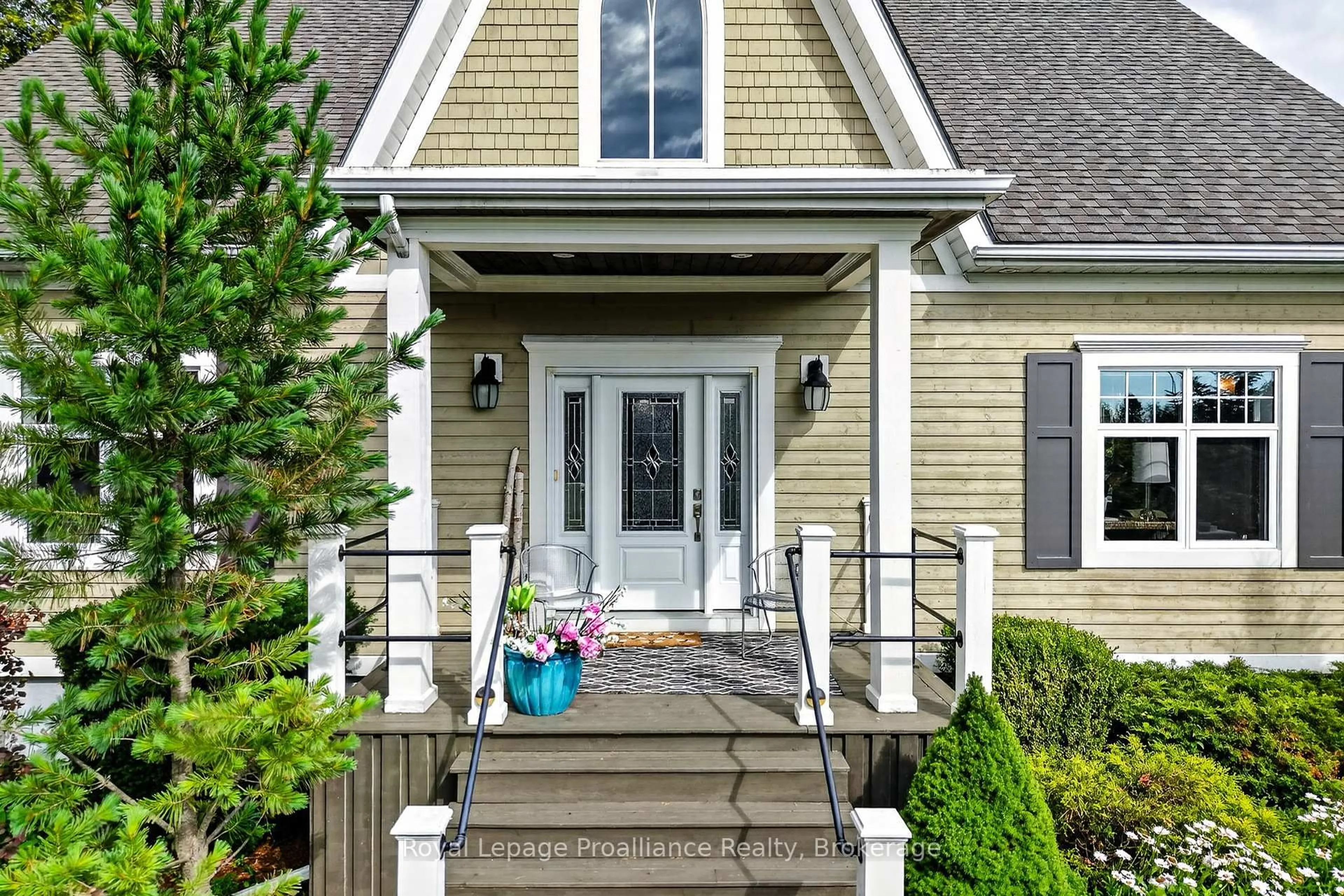 Home with vinyl exterior material, street for 3889 Burnham St, Hamilton Township Ontario K9A 4J9