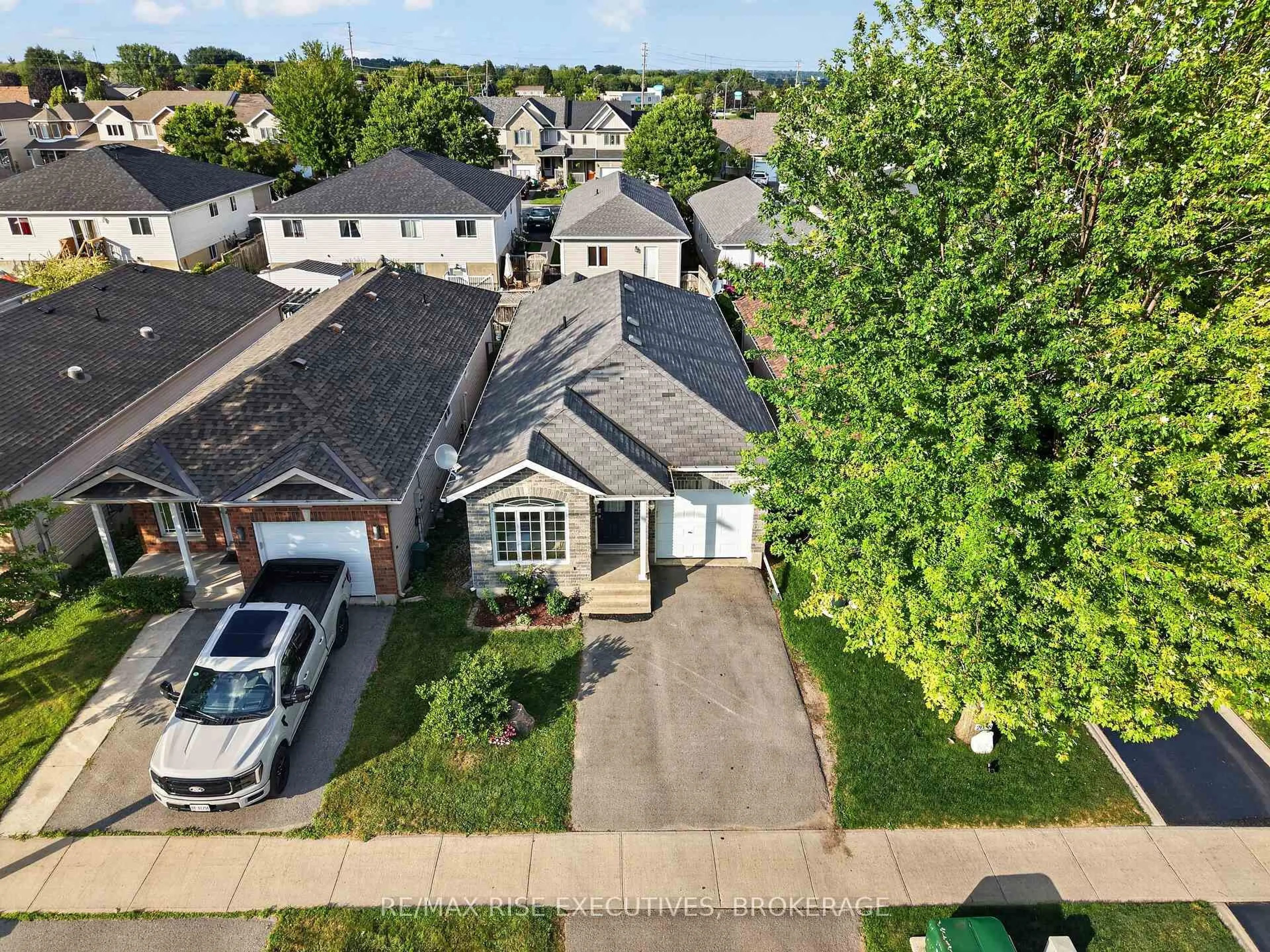 A pic from outside/outdoor area/front of a property/back of a property/a pic from drone, street for 2030 Swanfield St, Kingston Ontario K7M 0A7