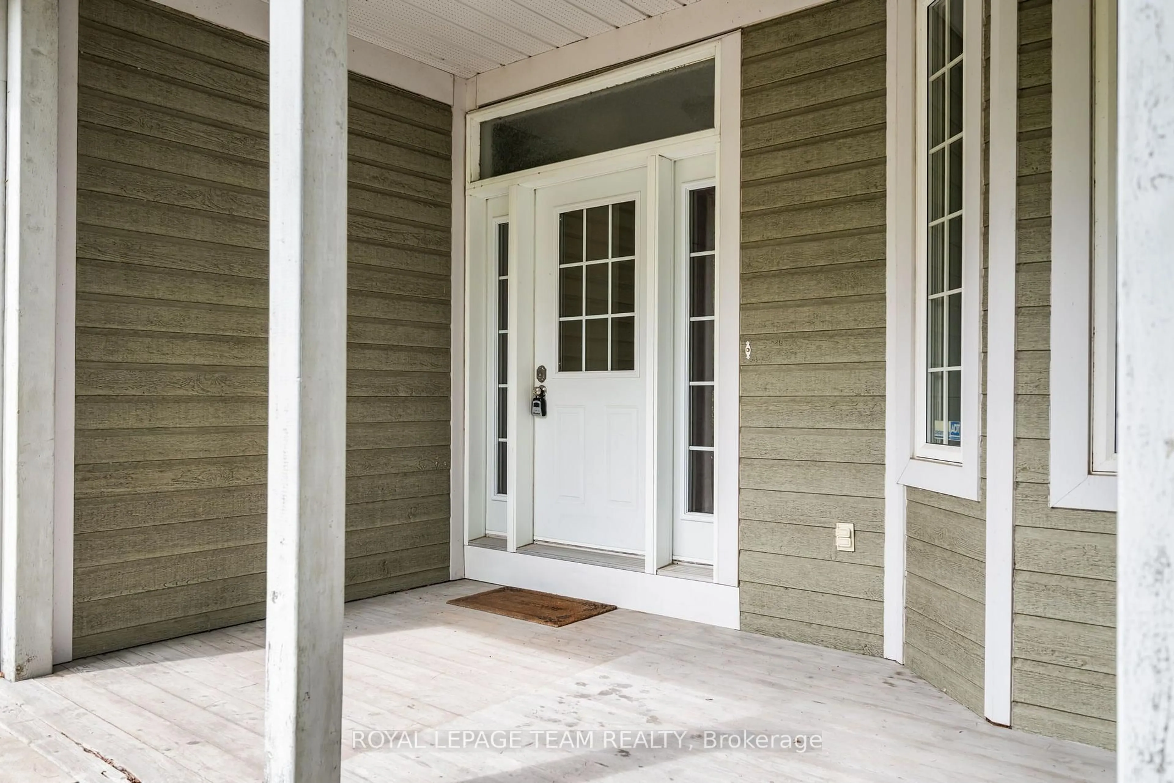 Indoor entryway for 4310 Armitage Ave, Ottawa Ontario K0A 1T0
