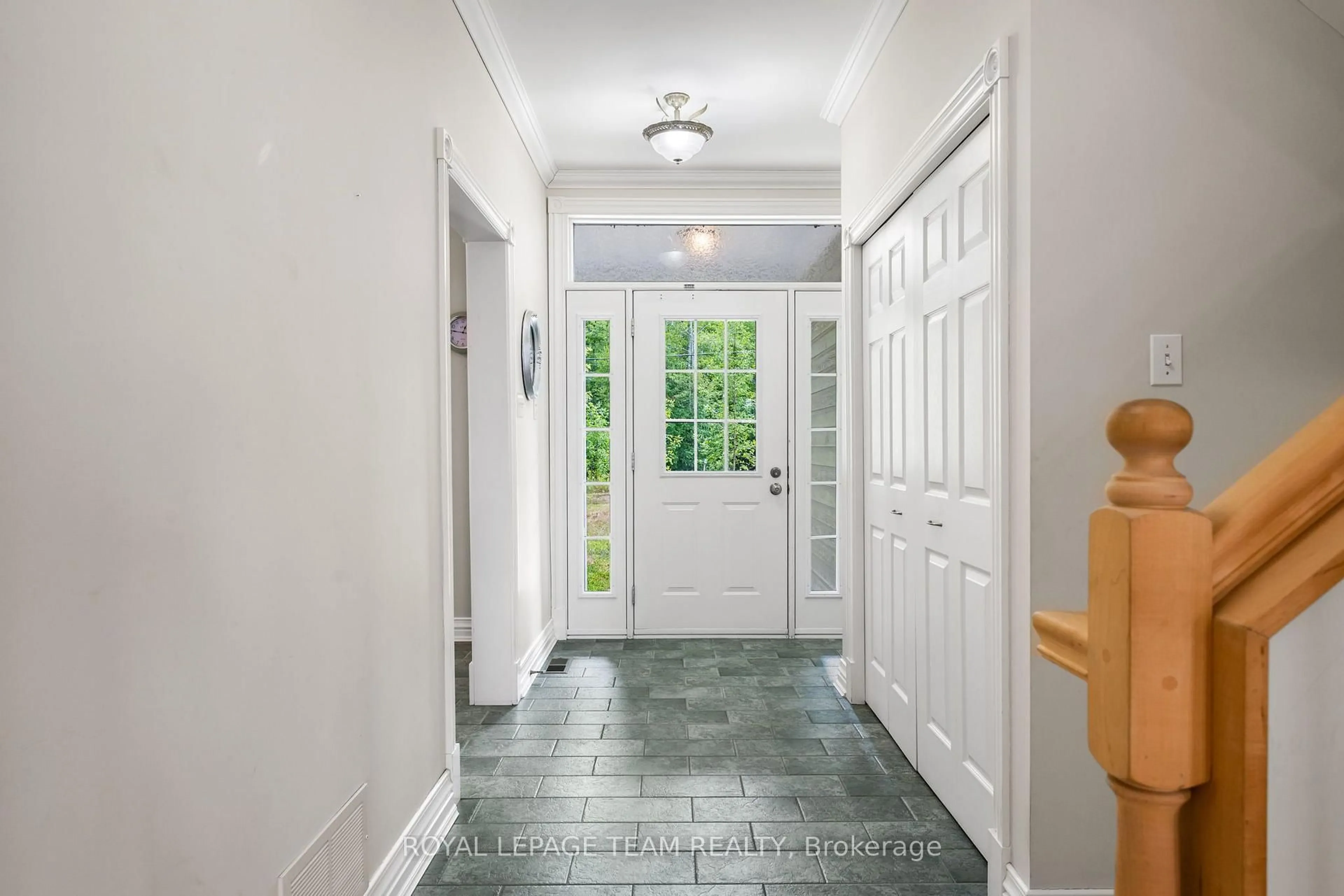 Indoor entryway for 4310 Armitage Ave, Ottawa Ontario K0A 1T0