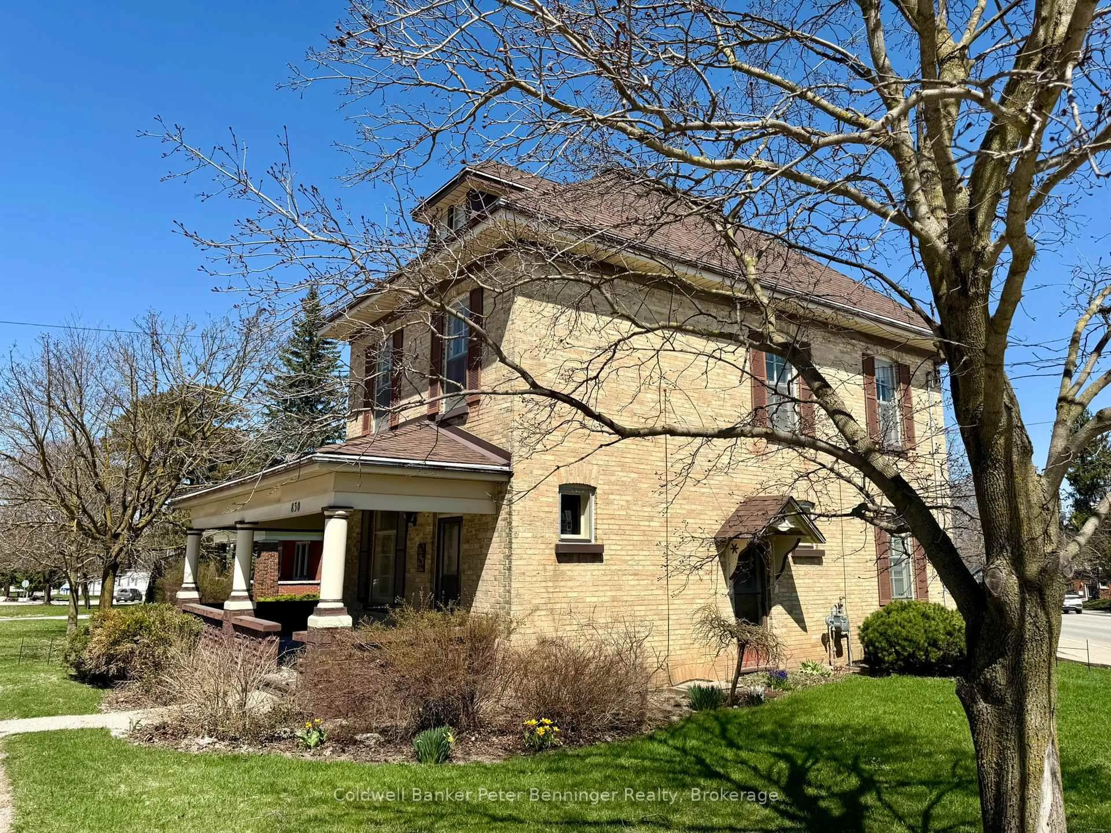 Home with brick exterior material, building for 830 Yonge St, Brockton Ontario N0G 2V0
