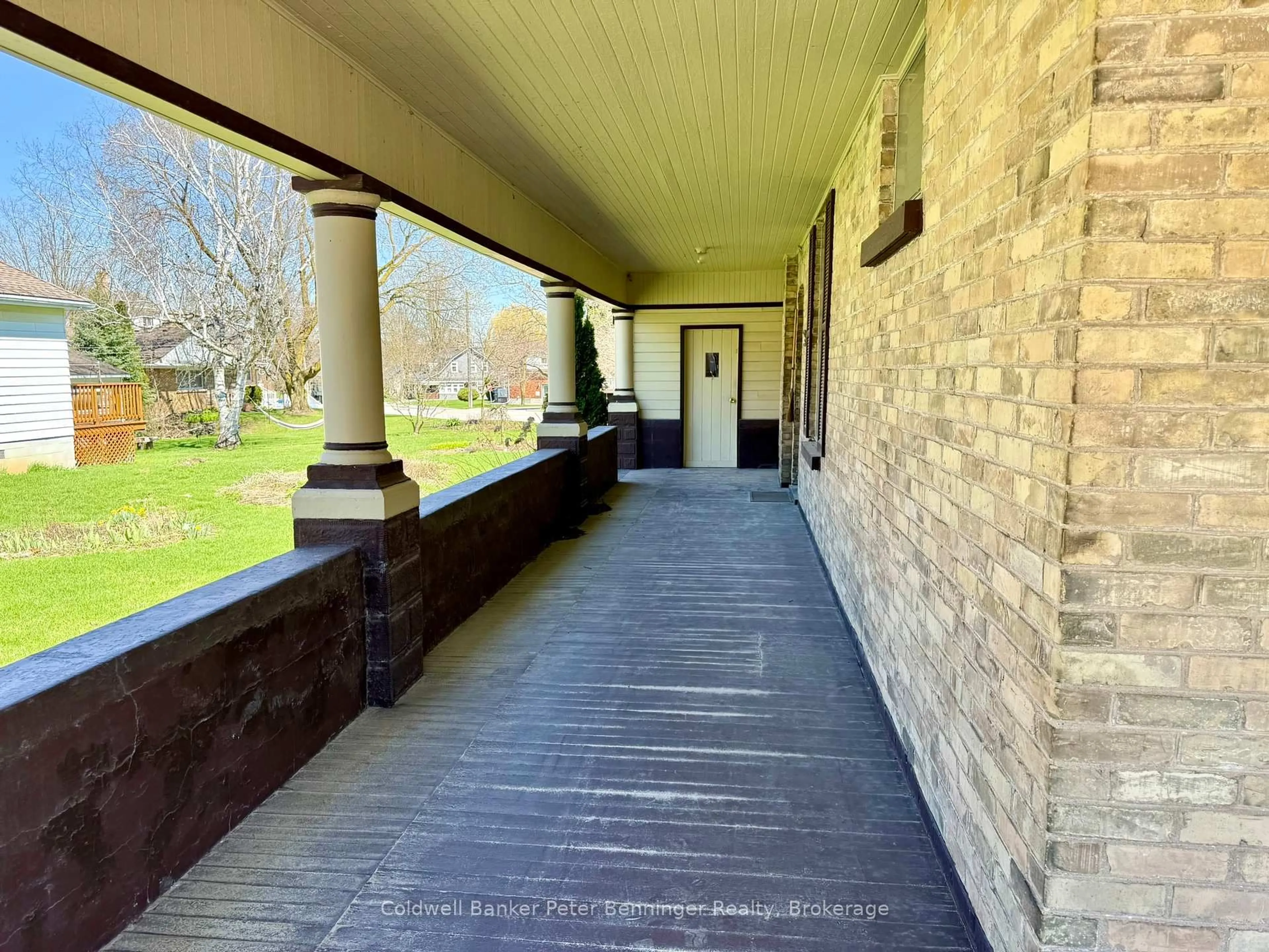 Indoor foyer for 830 Yonge St, Brockton Ontario N0G 2V0