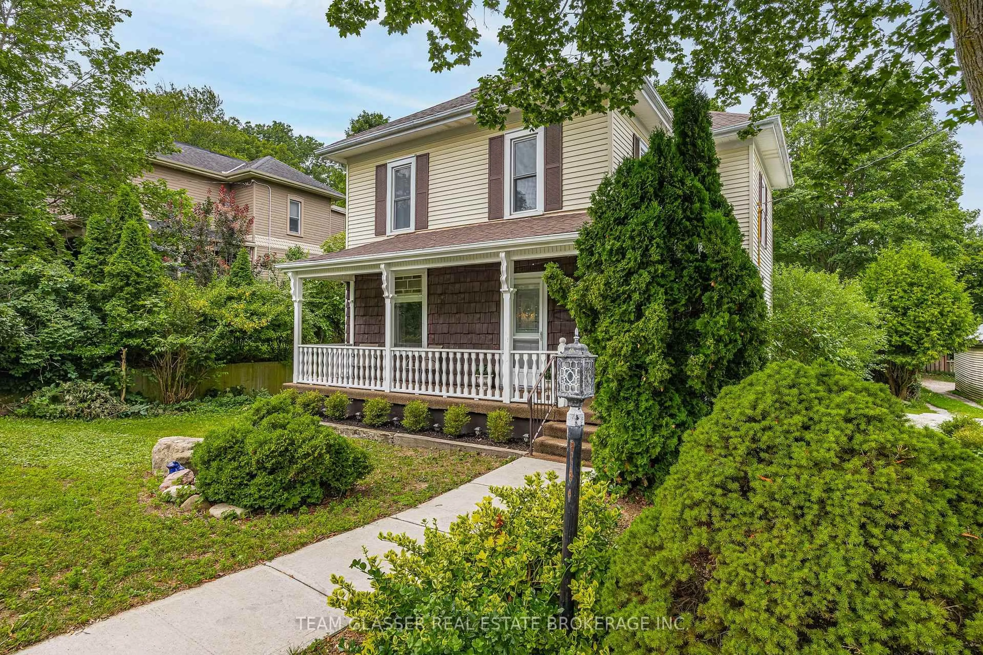 Home with vinyl exterior material, street for 152 WONHAM St, Ingersoll Ontario N5C 2Z2