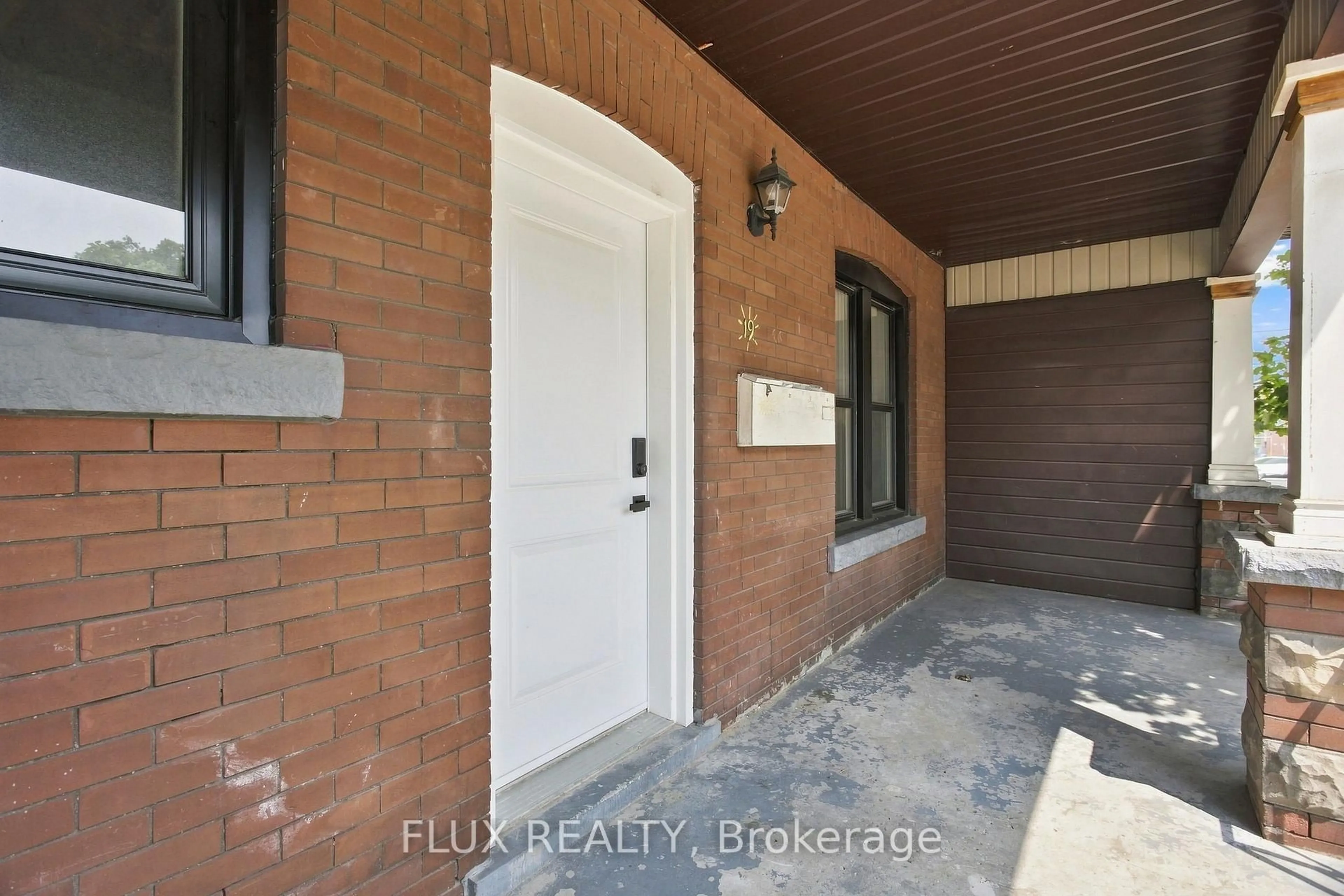 Indoor entryway for 19 Lottridge St, Hamilton Ontario L8L 6T7