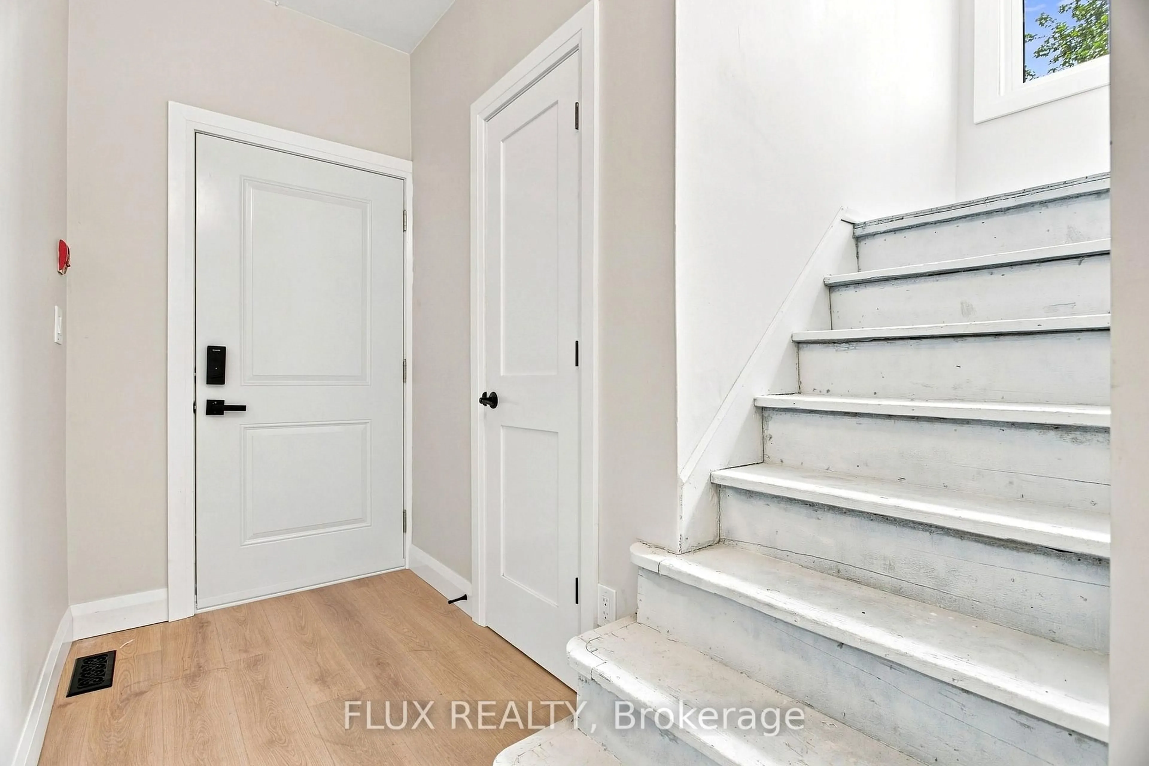 Indoor entryway for 19 Lottridge St, Hamilton Ontario L8L 6T7