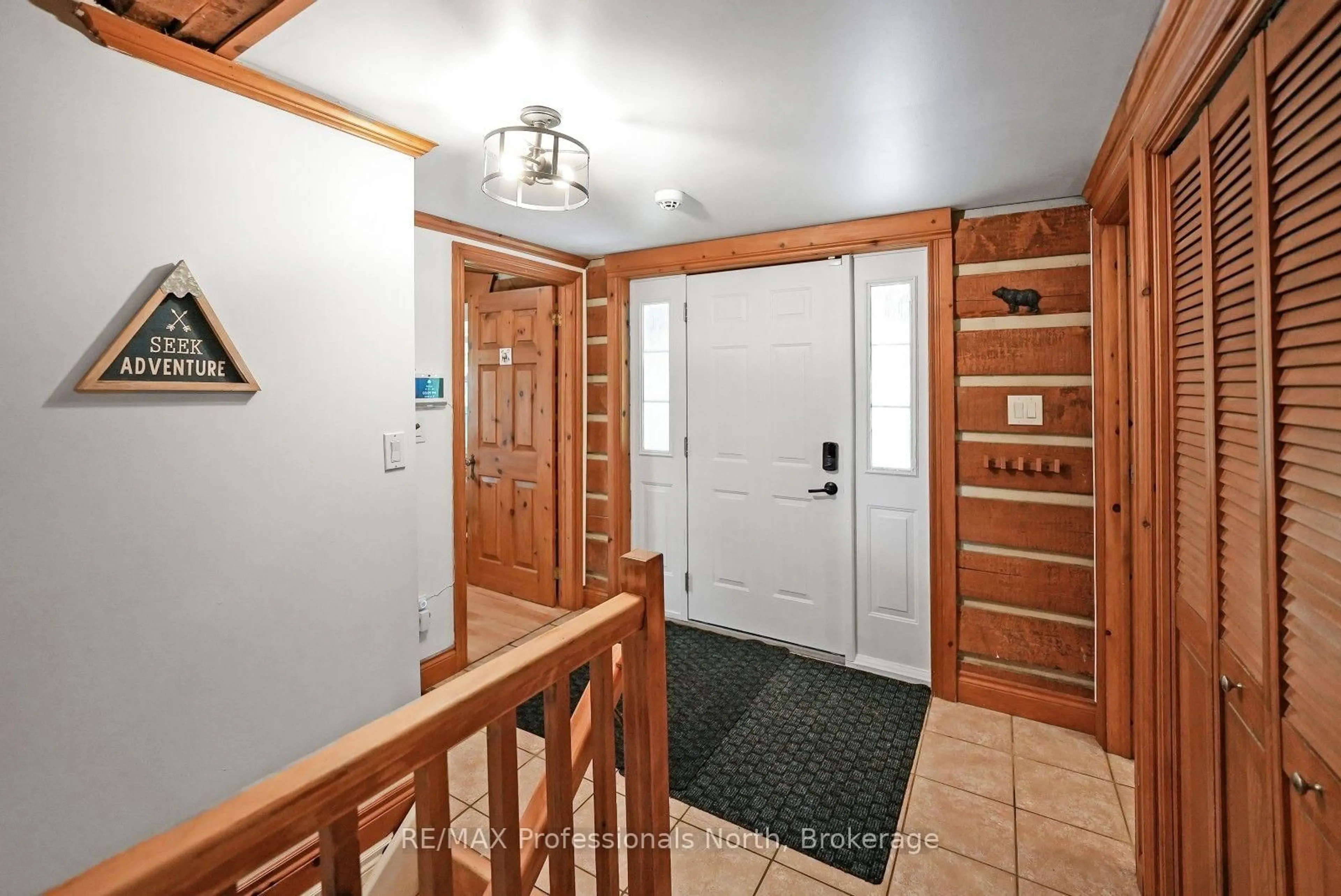 Indoor foyer for 1027 Trooper Lake Dr, Highlands East Ontario K0M 1R0