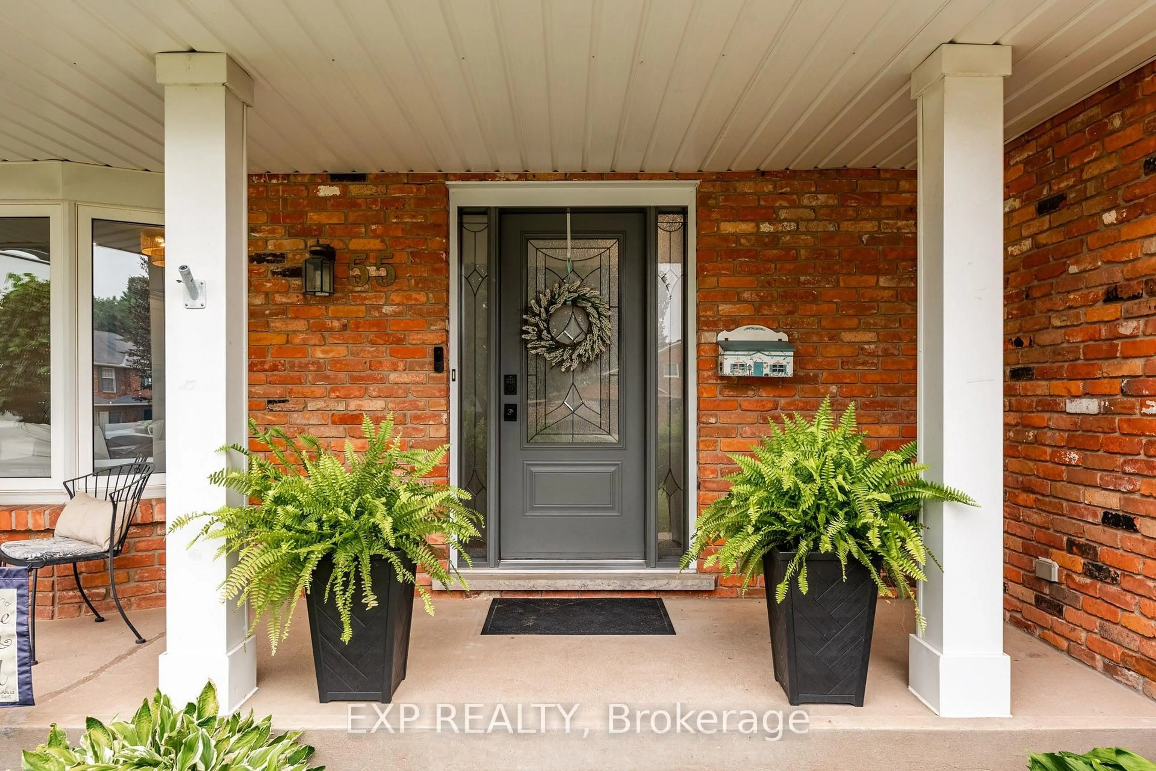 Indoor entryway for 55 Forest Hill Cres, Pelham Ontario L3E 0C4