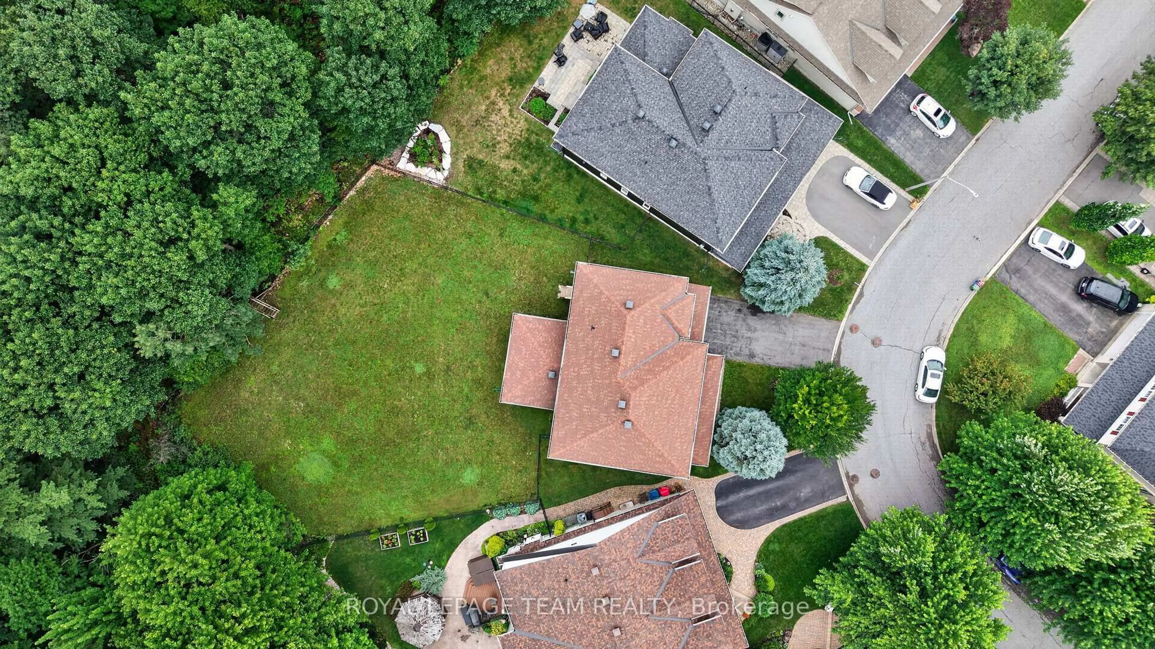 A pic from outside/outdoor area/front of a property/back of a property/a pic from drone, street for 88 Osprey Cres, Ottawa Ontario K2M 2Z8