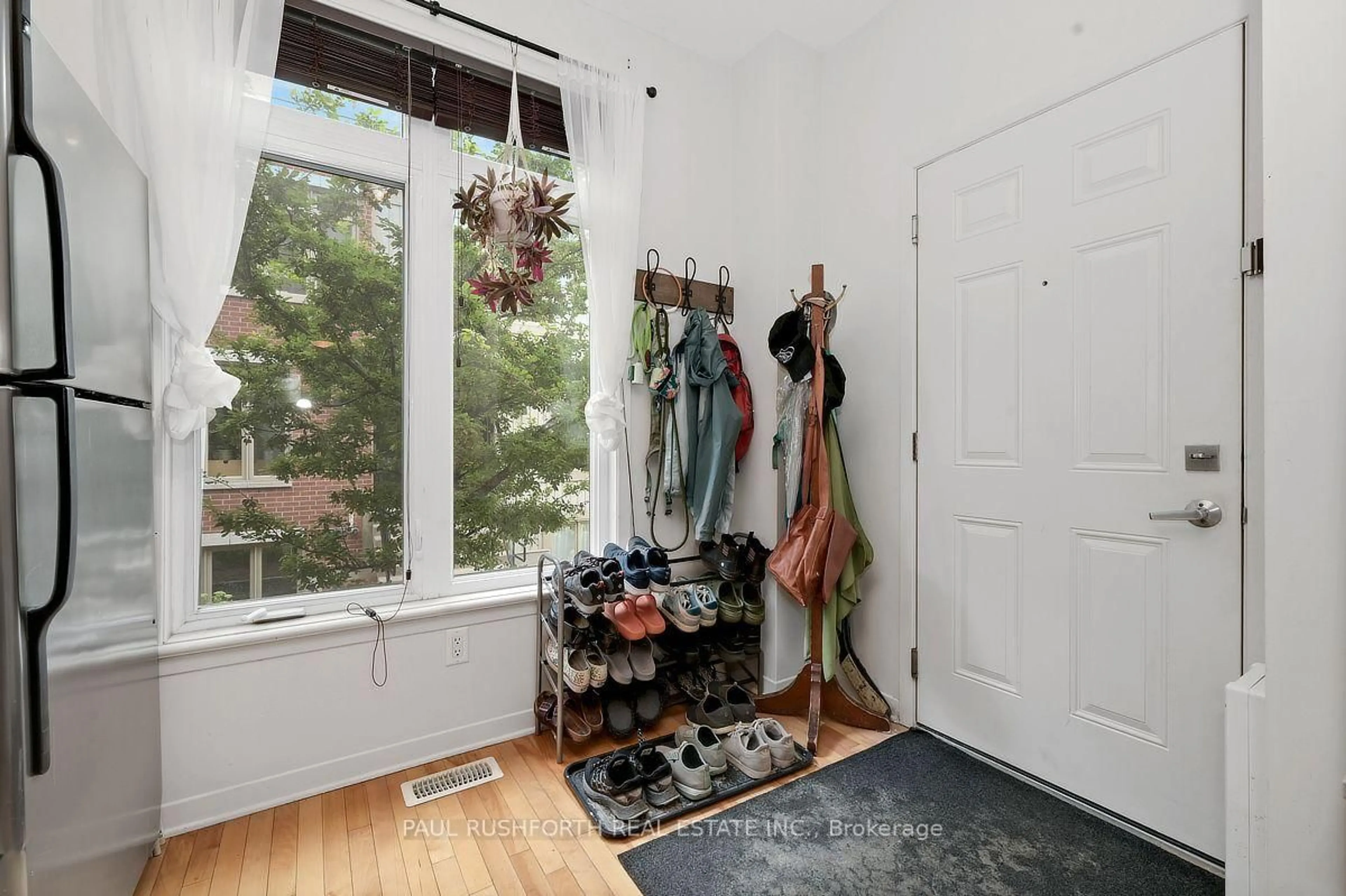Indoor entryway for 795 Montreal Rd #3, Ottawa Ontario K1K 0S9