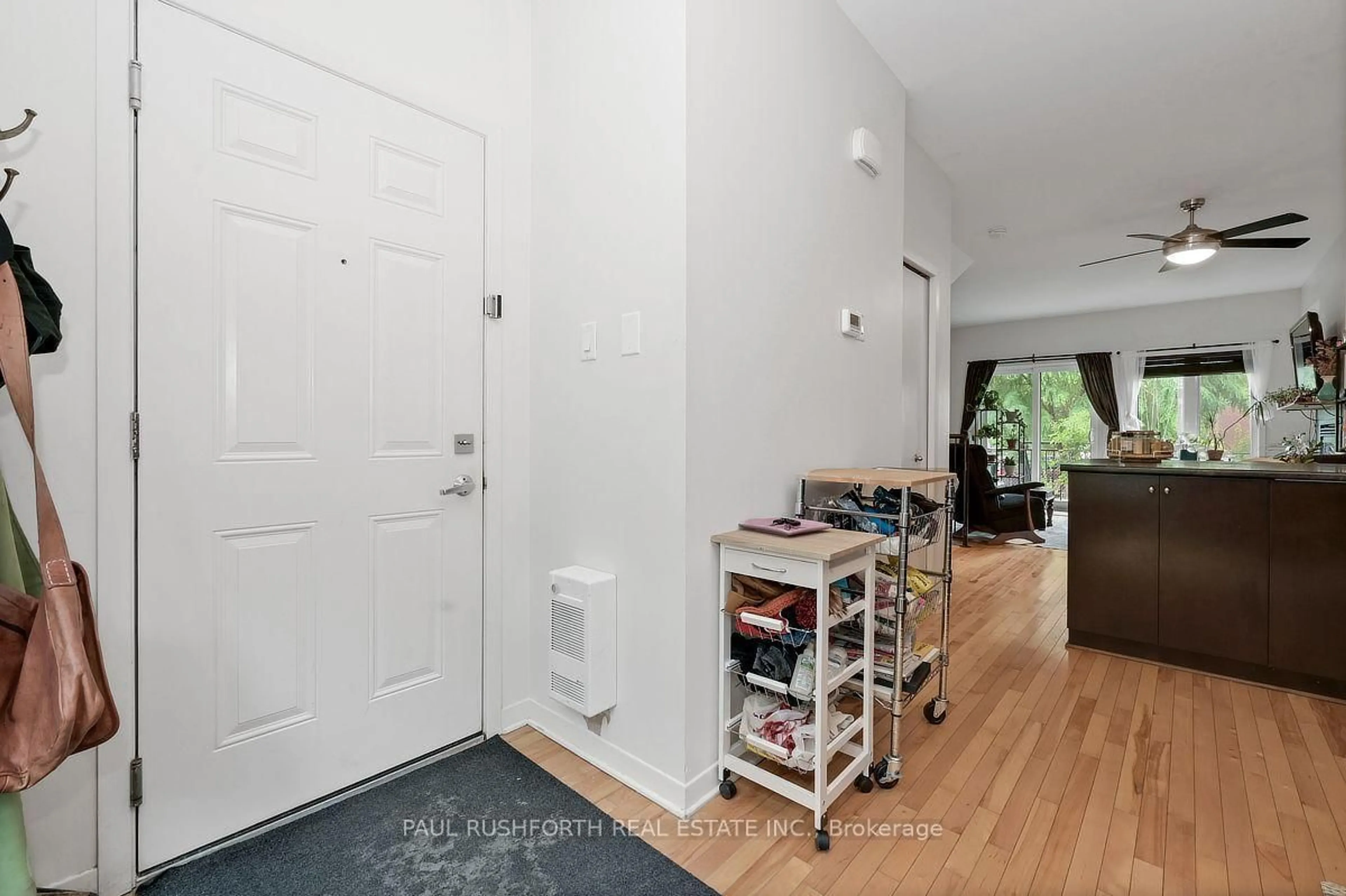 Indoor entryway for 795 Montreal Rd #3, Ottawa Ontario K1K 0S9