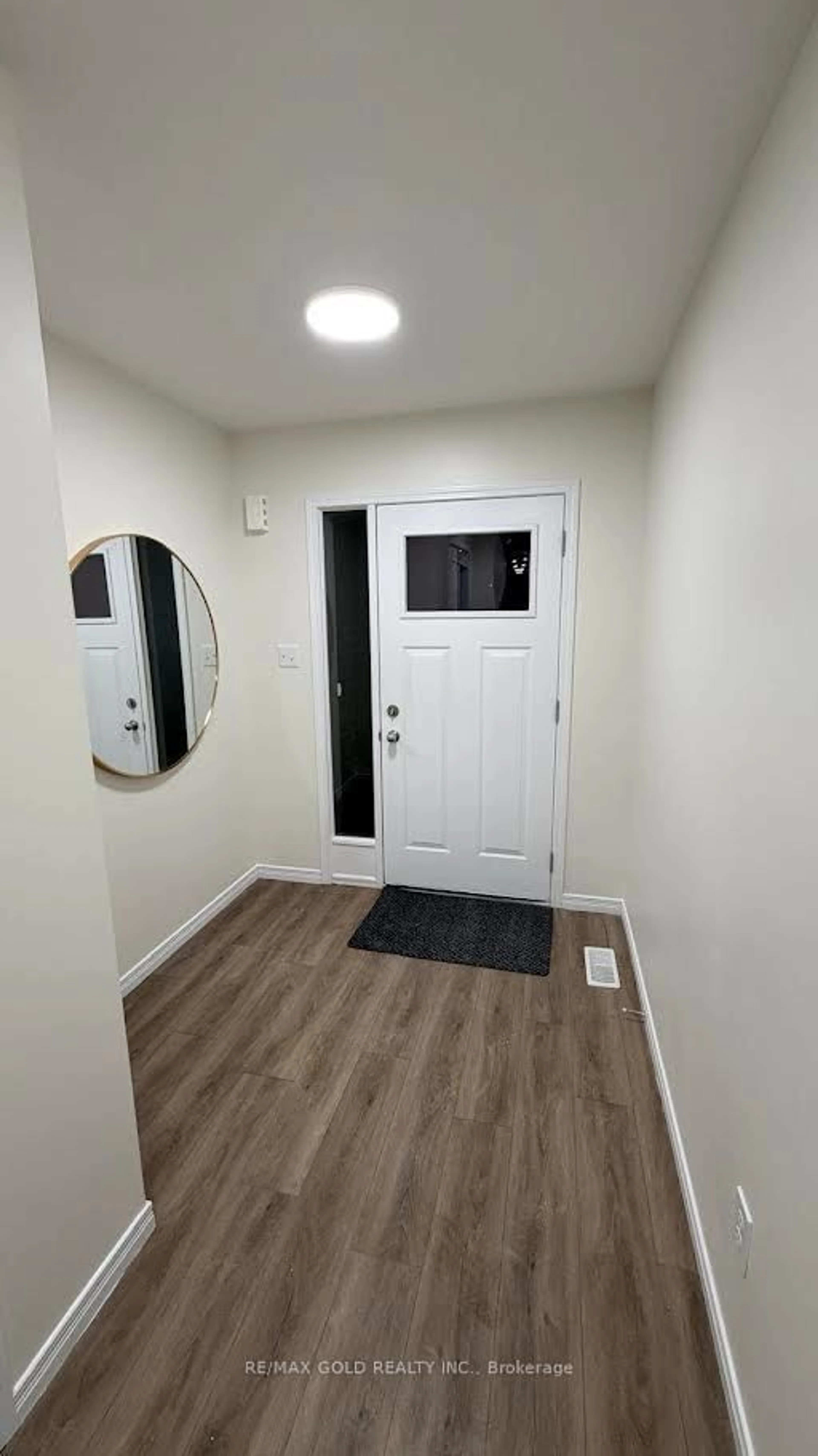 Indoor entryway for 5 West Mill St, North Dumfries Ontario N0B 1E0
