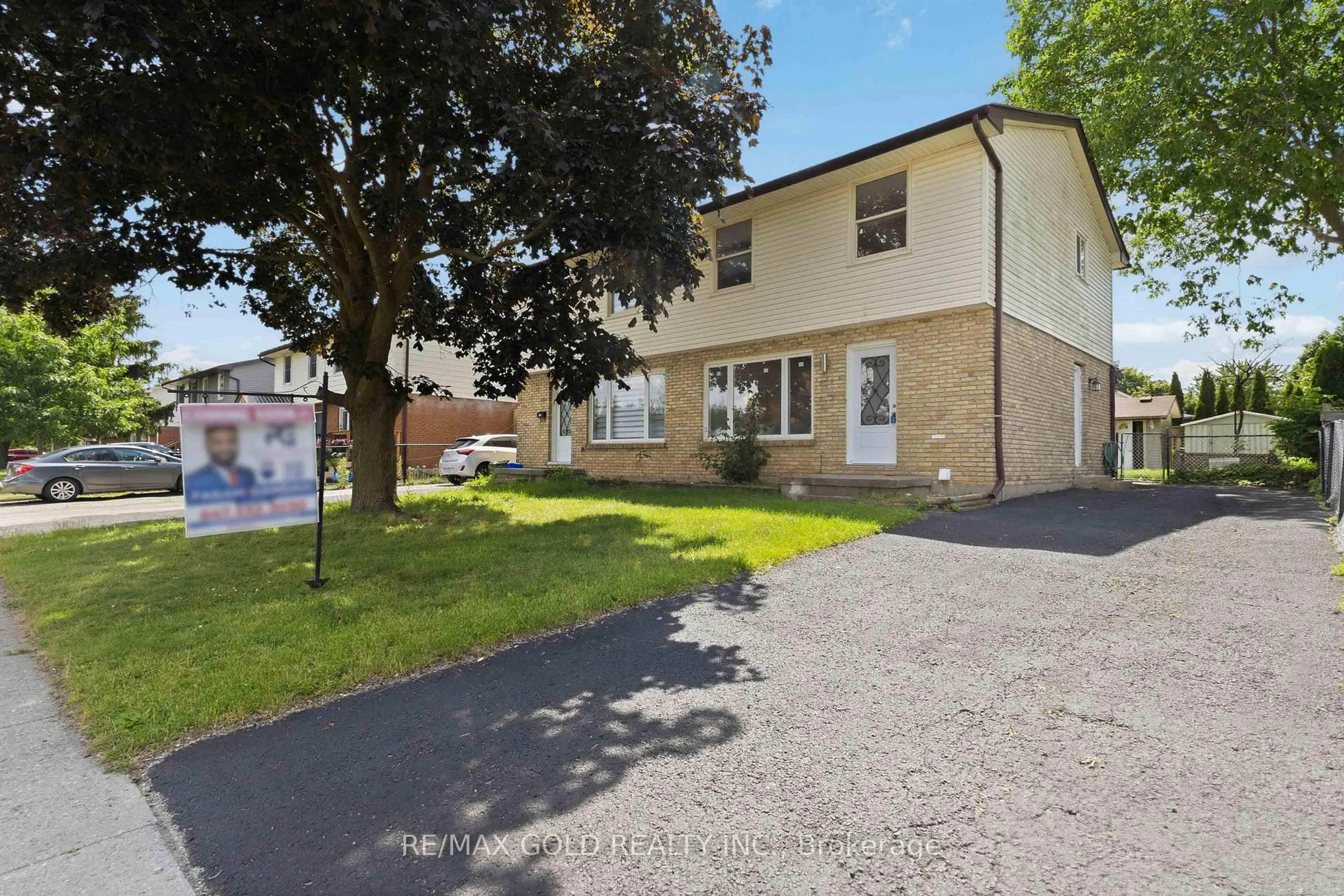 A pic from outside/outdoor area/front of a property/back of a property/a pic from drone, street for 318 Admiral Dr, London East Ontario N5V 1J1