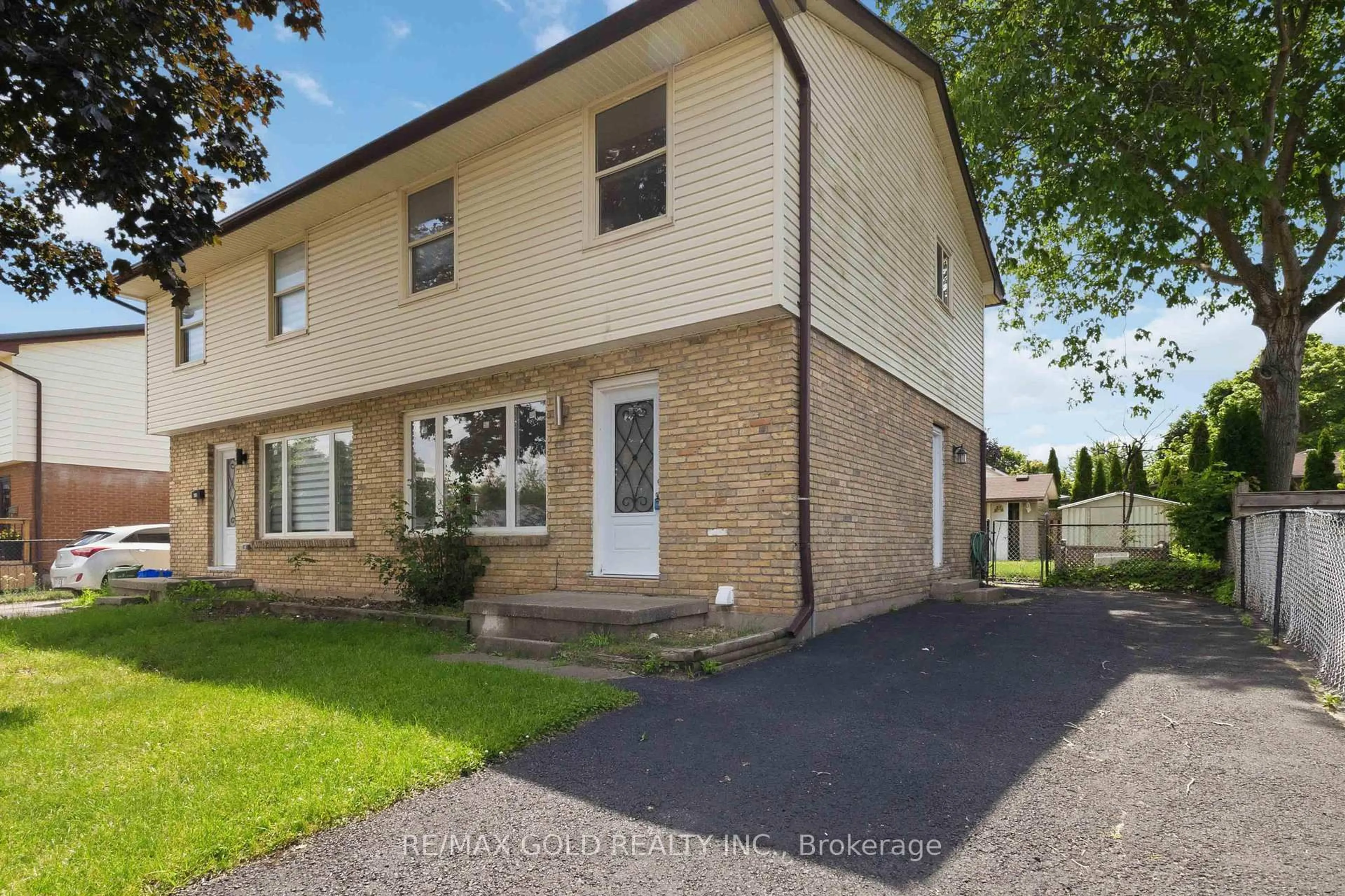 A pic from outside/outdoor area/front of a property/back of a property/a pic from drone, street for 318 Admiral Dr, London East Ontario N5V 1J1