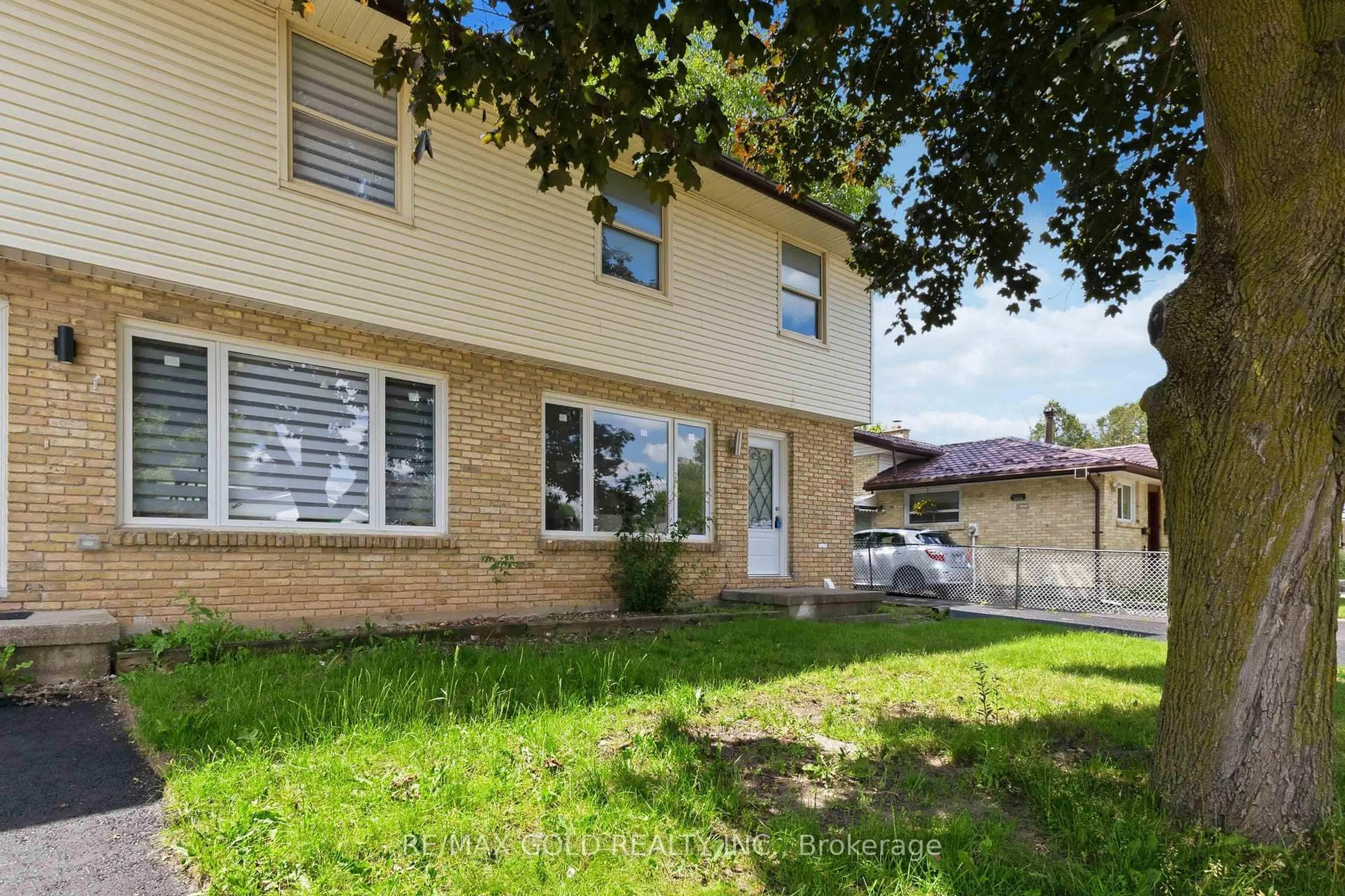 A pic from outside/outdoor area/front of a property/back of a property/a pic from drone, street for 318 Admiral Dr, London East Ontario N5V 1J1