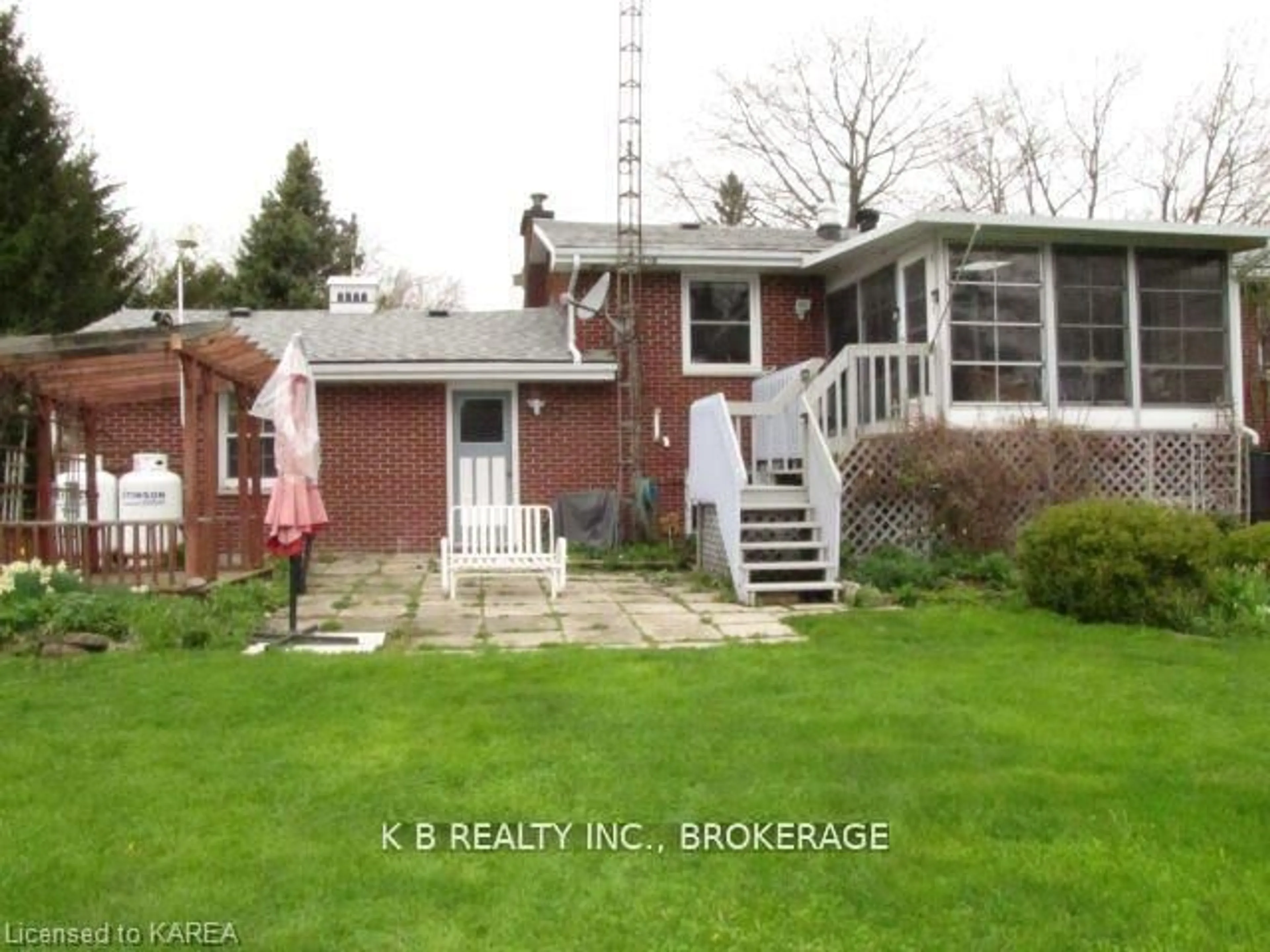 A pic from outside/outdoor area/front of a property/back of a property/a pic from drone, street for 103 PARK Dr, Bath Ontario K0H 1G0