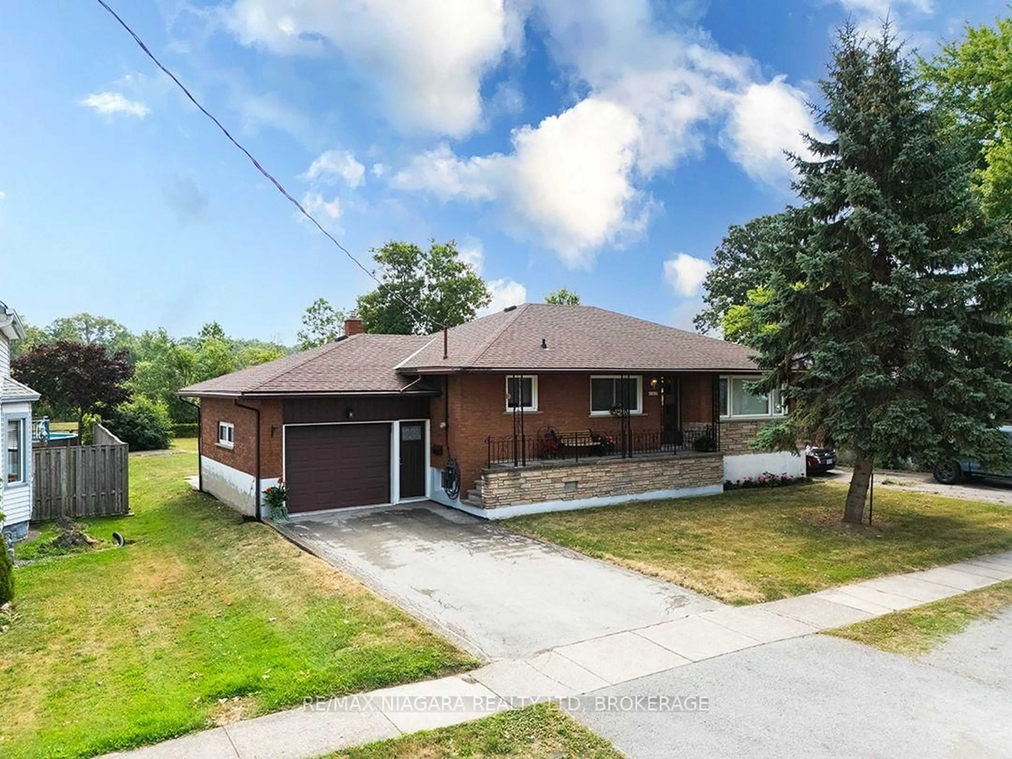 A pic from outside/outdoor area/front of a property/back of a property/a pic from drone, street for 167 Wellington St, Port Colborne Ontario L3K 2K1