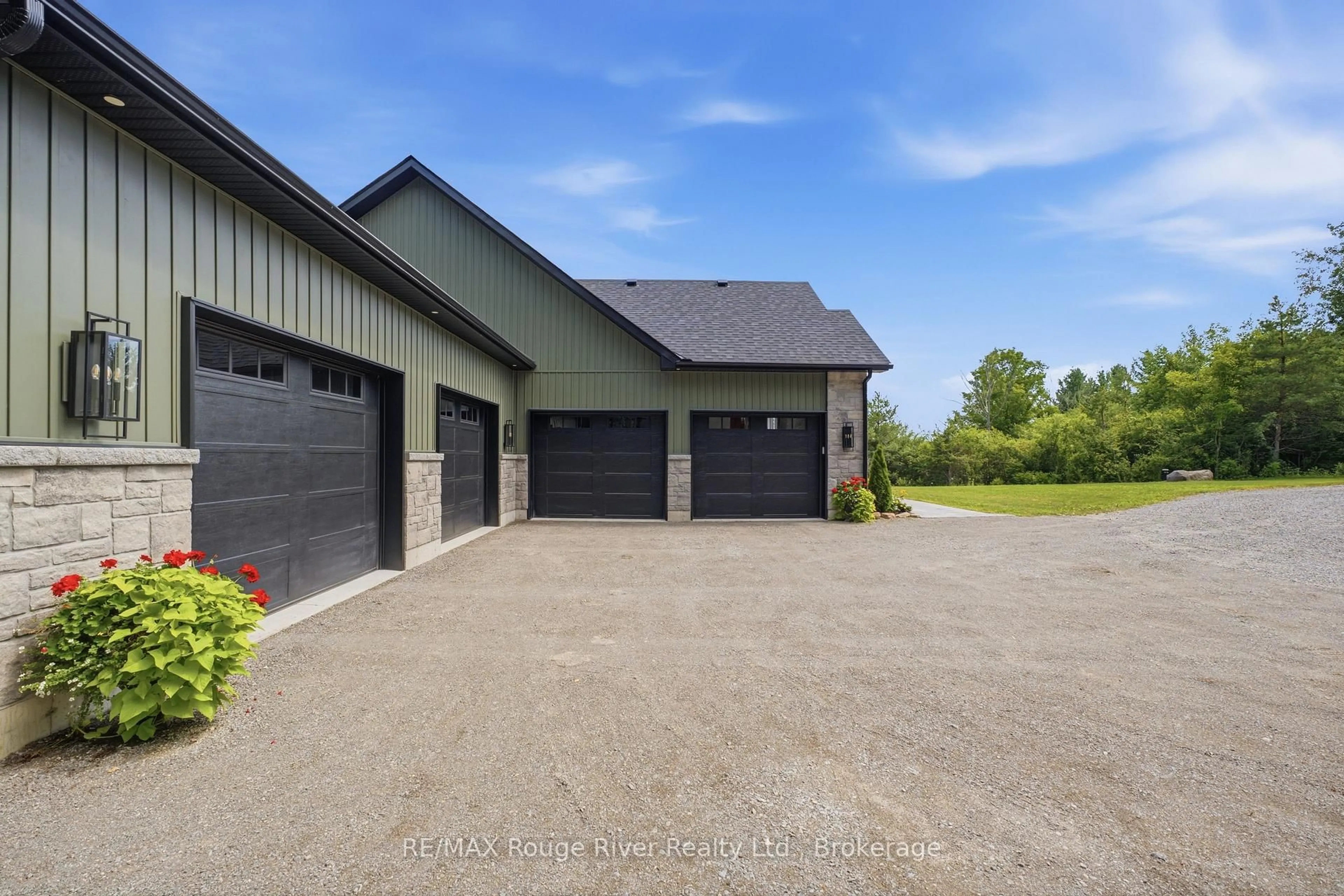 Indoor garage for 3041 Stu Black Rd, Hamilton Township Ontario K9A 4J7