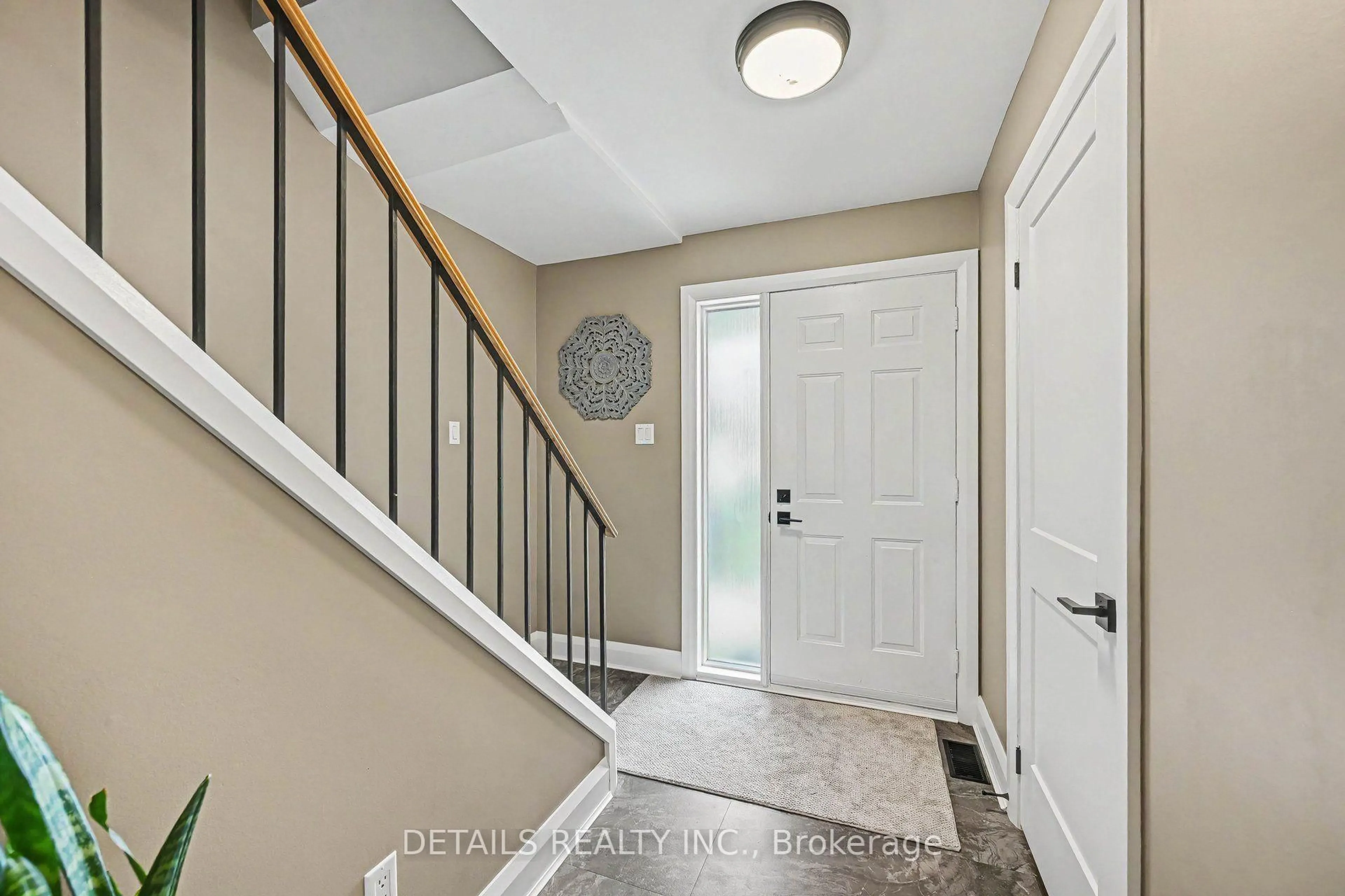 Indoor entryway for 7 Isabella St, Perth Ontario K7H 3H3