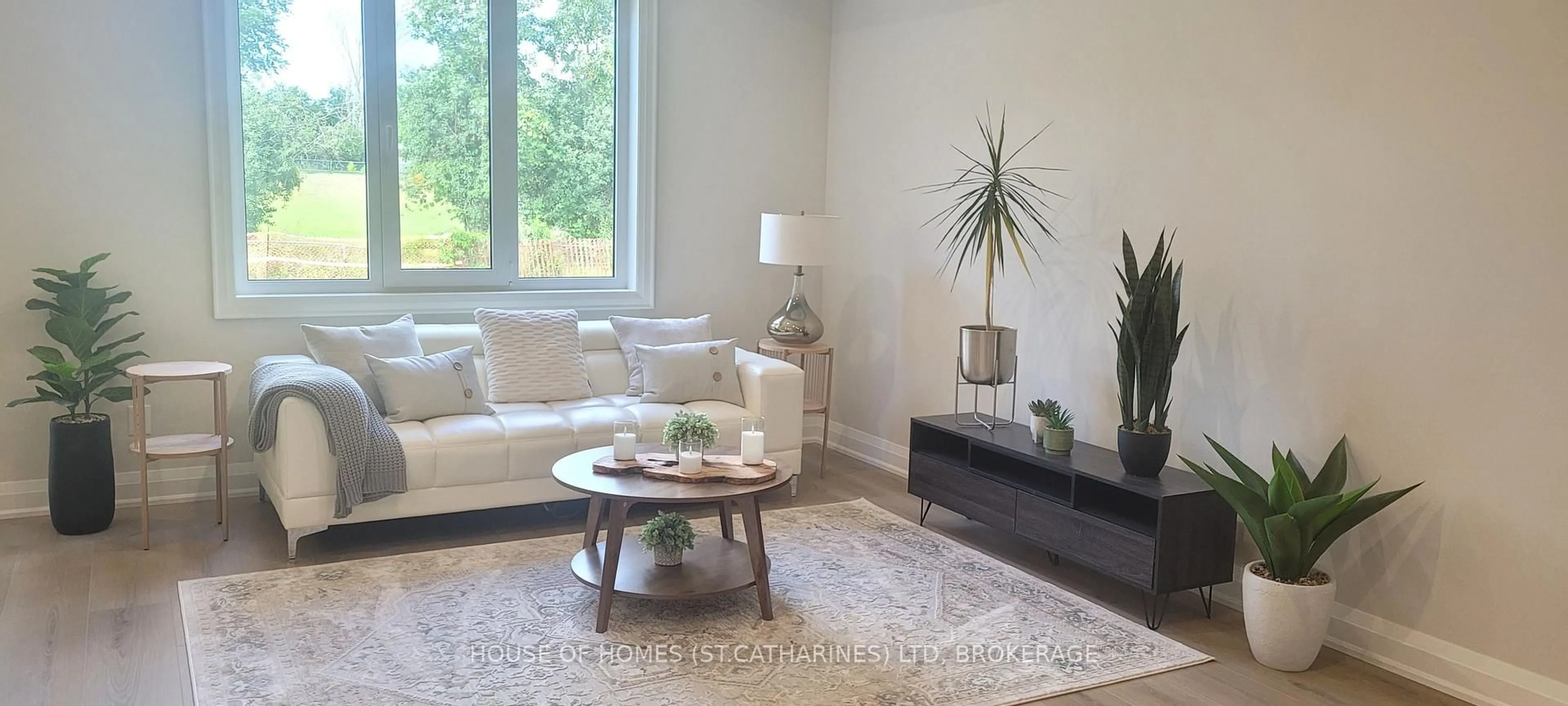 Living room with furniture, unknown for 948 BURWELL St, Fort Erie Ontario L2A 0E9