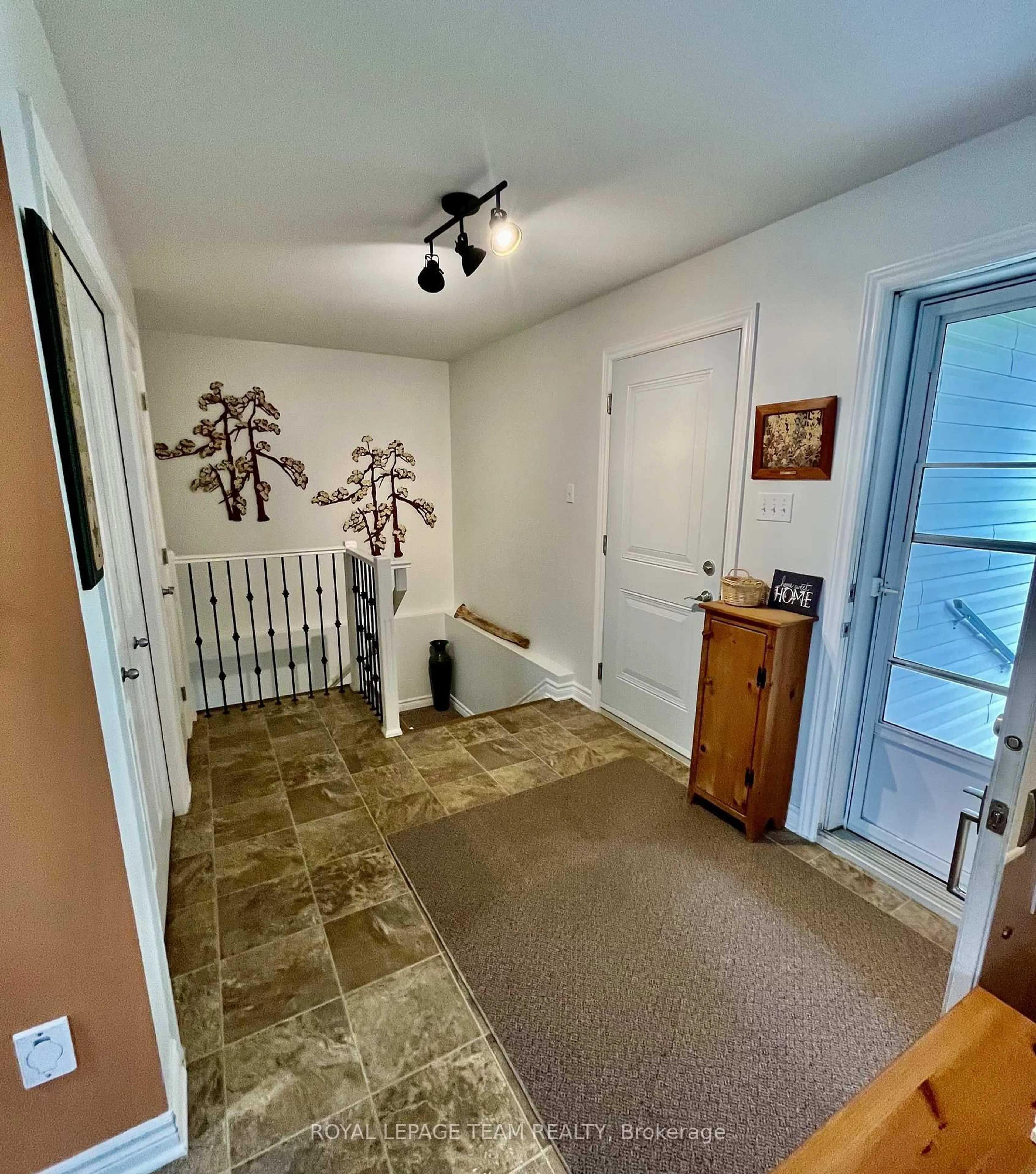 Indoor entryway for 14 Otteridge Ave, Renfrew Ontario K7V 0A1