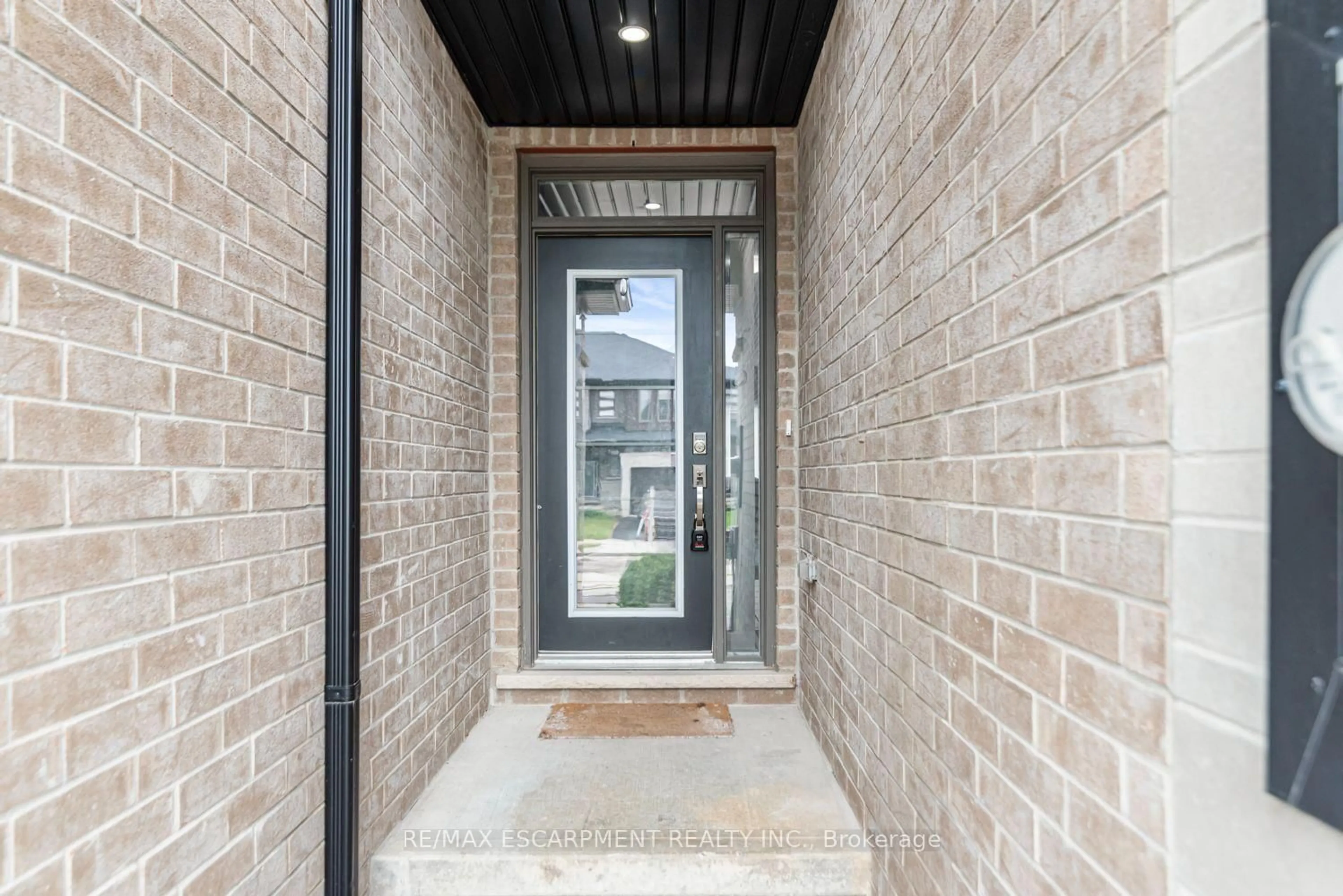 Indoor entryway for 55 Greenwich Ave, Hamilton Ontario L8J 0L6