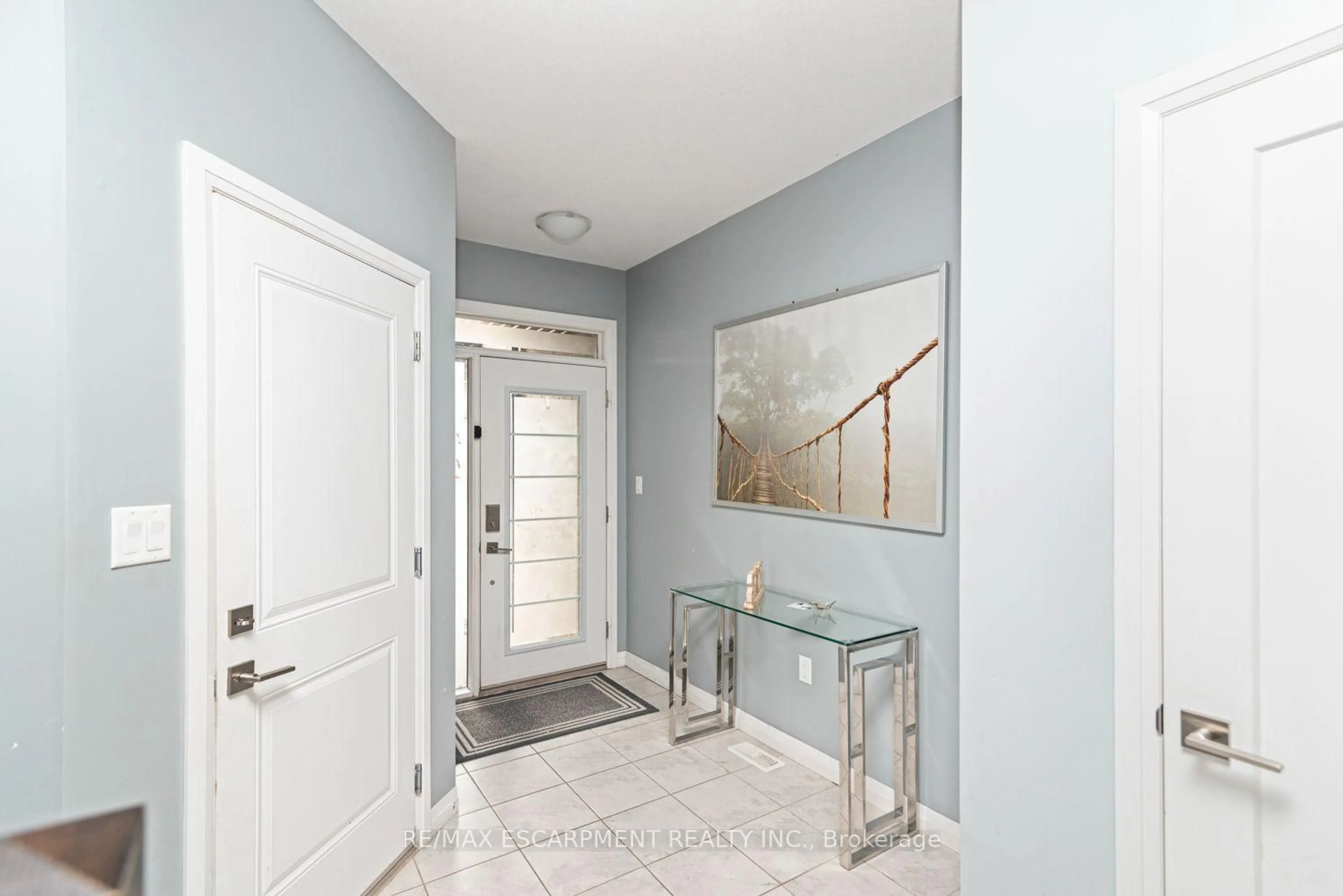 Indoor entryway for 55 Greenwich Ave, Hamilton Ontario L8J 0L6