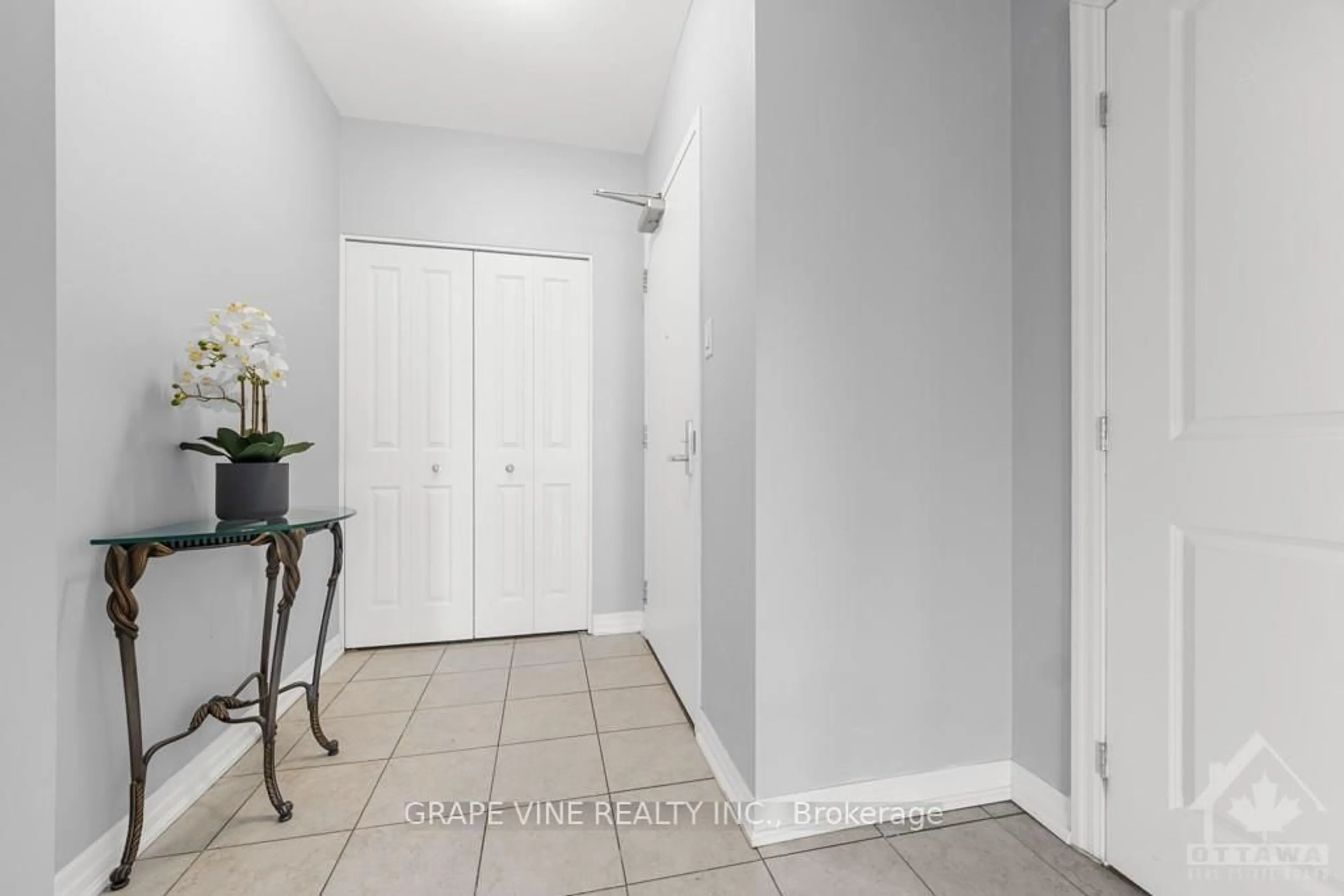 Indoor entryway for 70 LANDRY St #207, Ottawa Ontario K1L 0A8