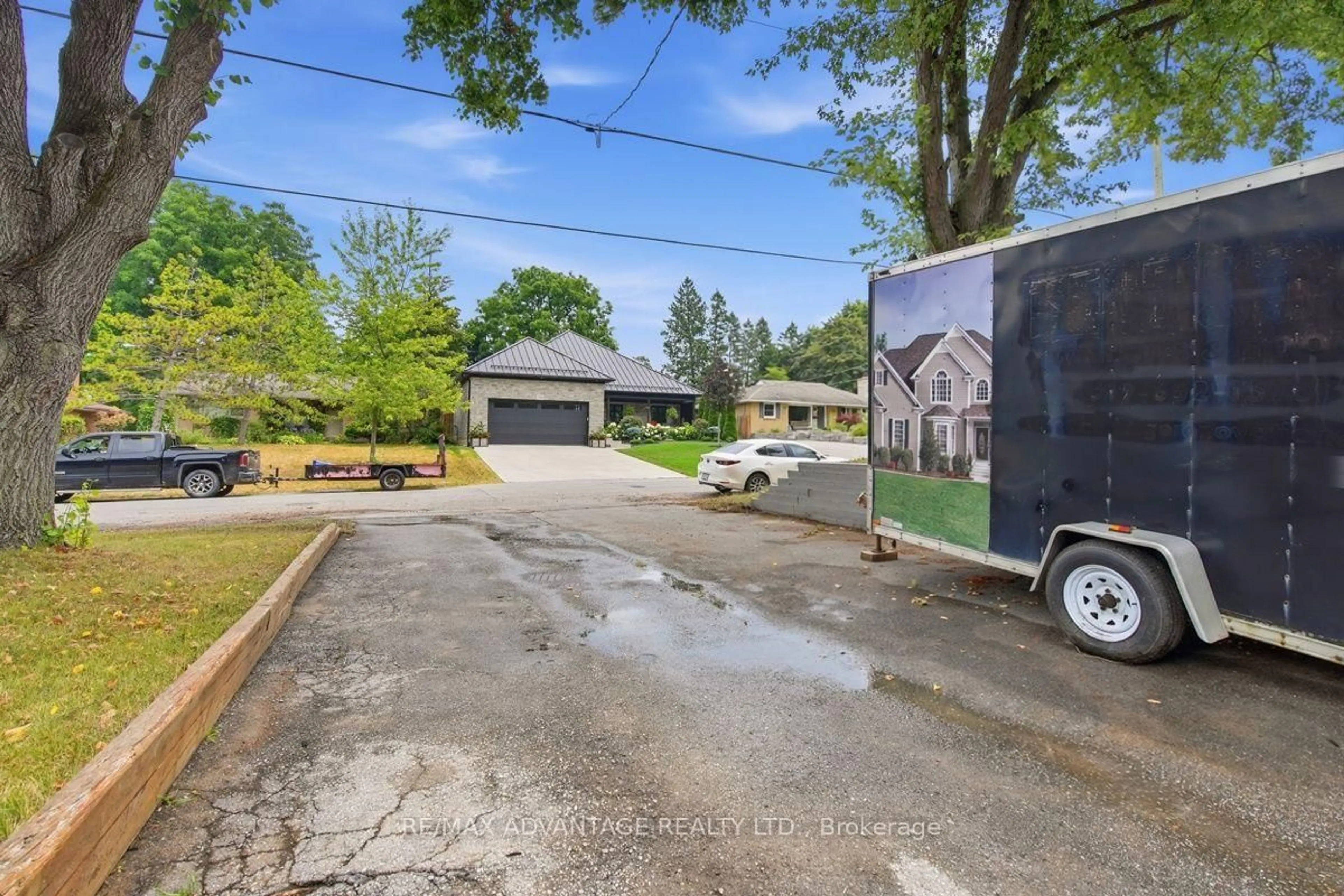 A pic from outside/outdoor area/front of a property/back of a property/a pic from drone, street for 367 Brock St, London South Ontario N6K 2M3