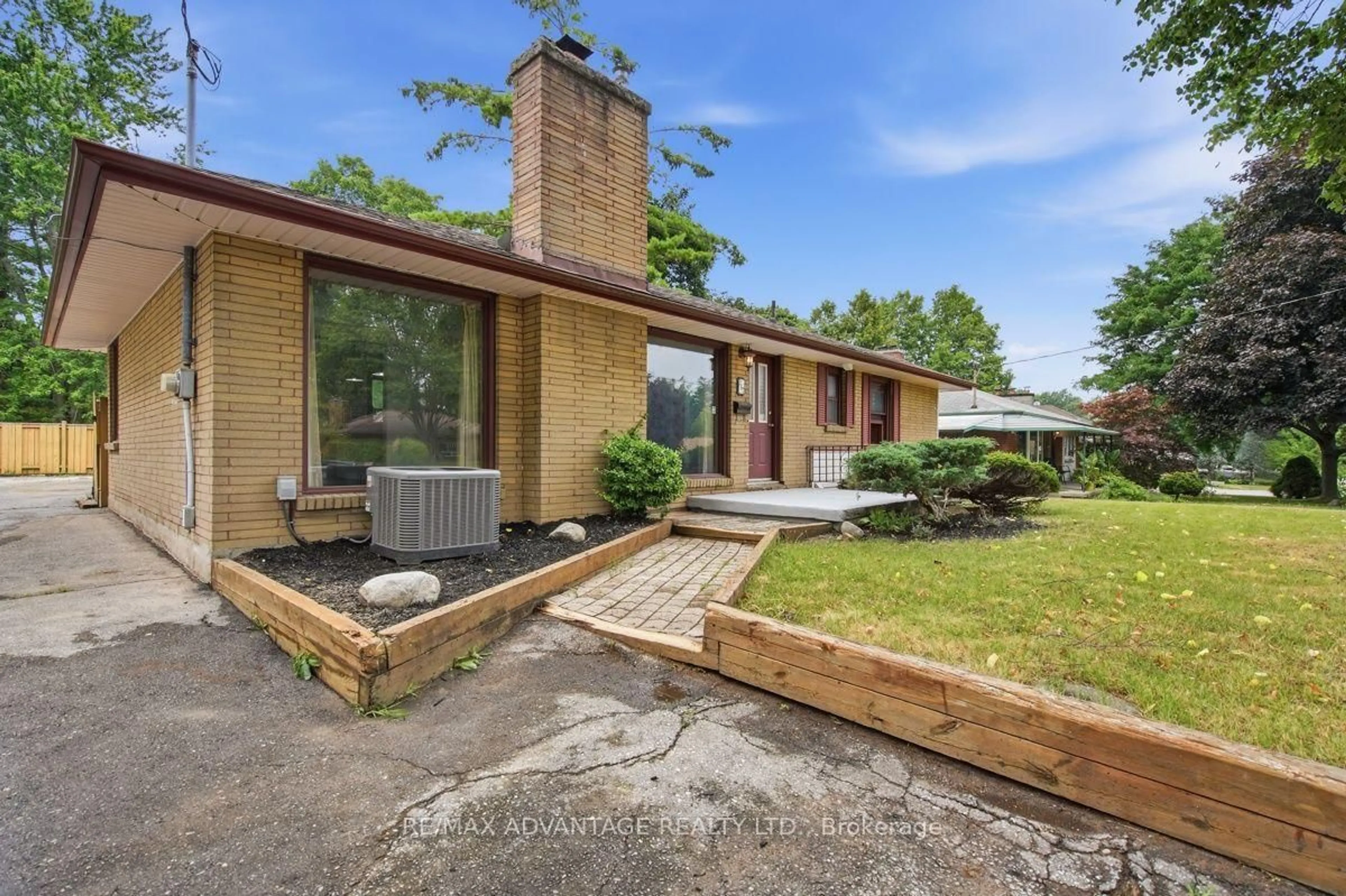 Home with brick exterior material, unknown for 367 Brock St, London South Ontario N6K 2M3