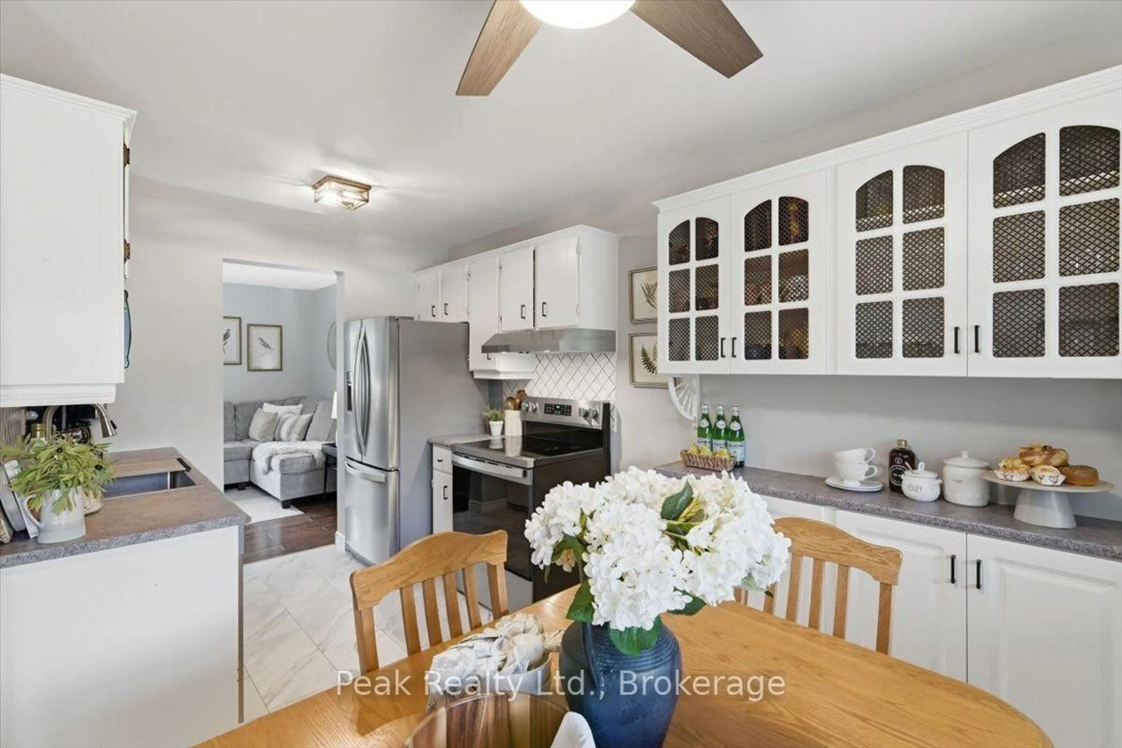 Open concept kitchen, unknown for 1673 Applewood Cres, Peterborough Ontario K9K 1N3