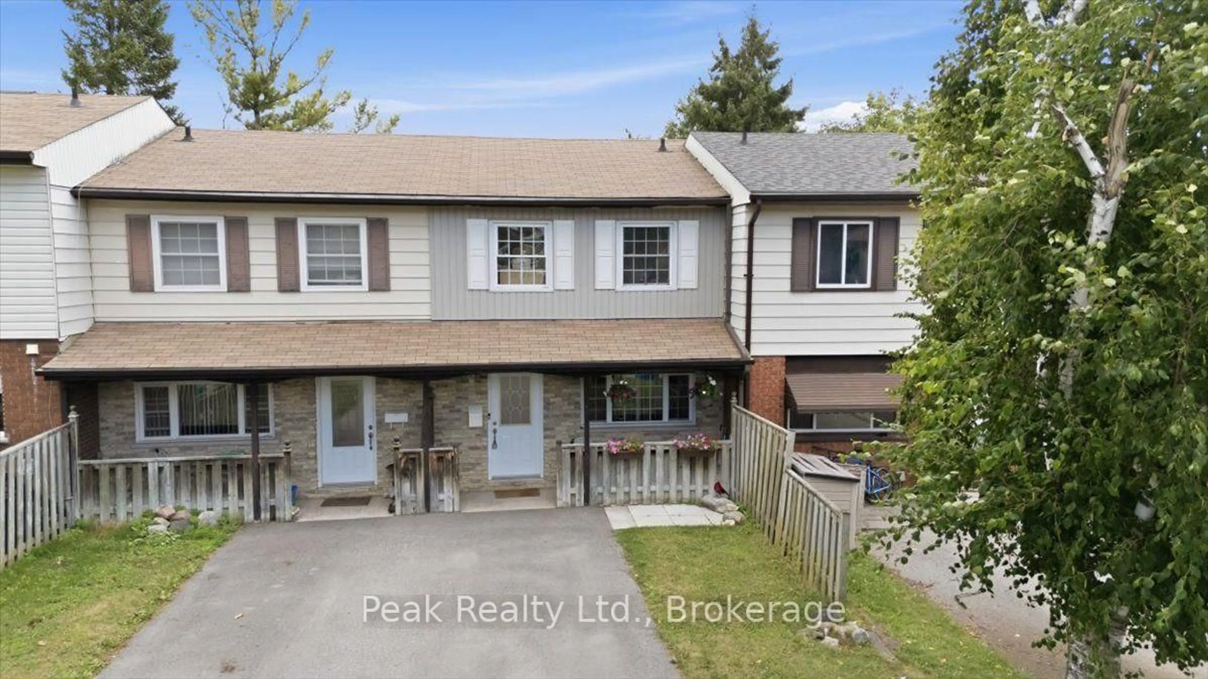 A pic from outside/outdoor area/front of a property/back of a property/a pic from drone, street for 1673 Applewood Cres, Peterborough Ontario K9K 1N3