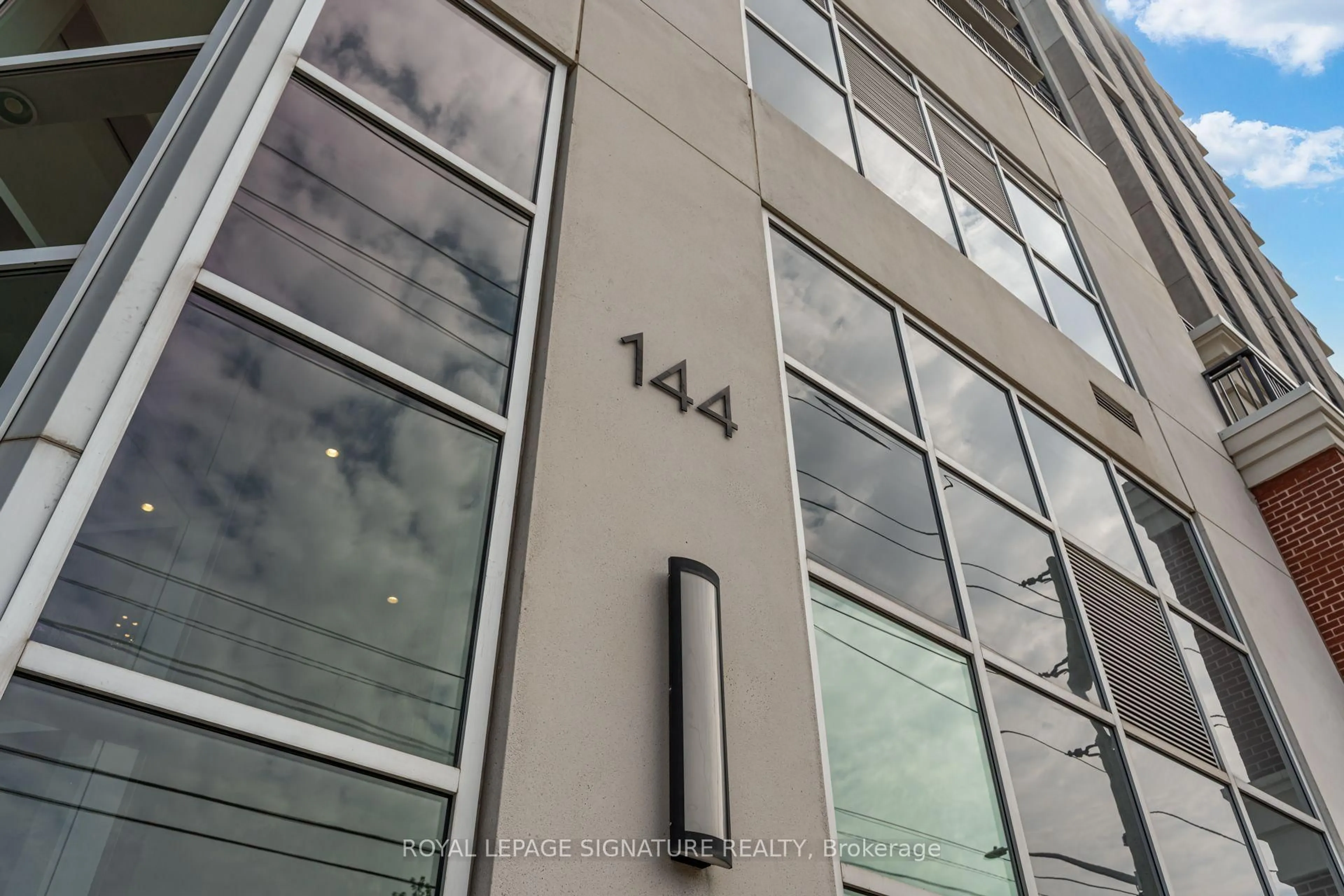 Indoor foyer for 144 Park St #506, Waterloo Ontario N2L 0B6