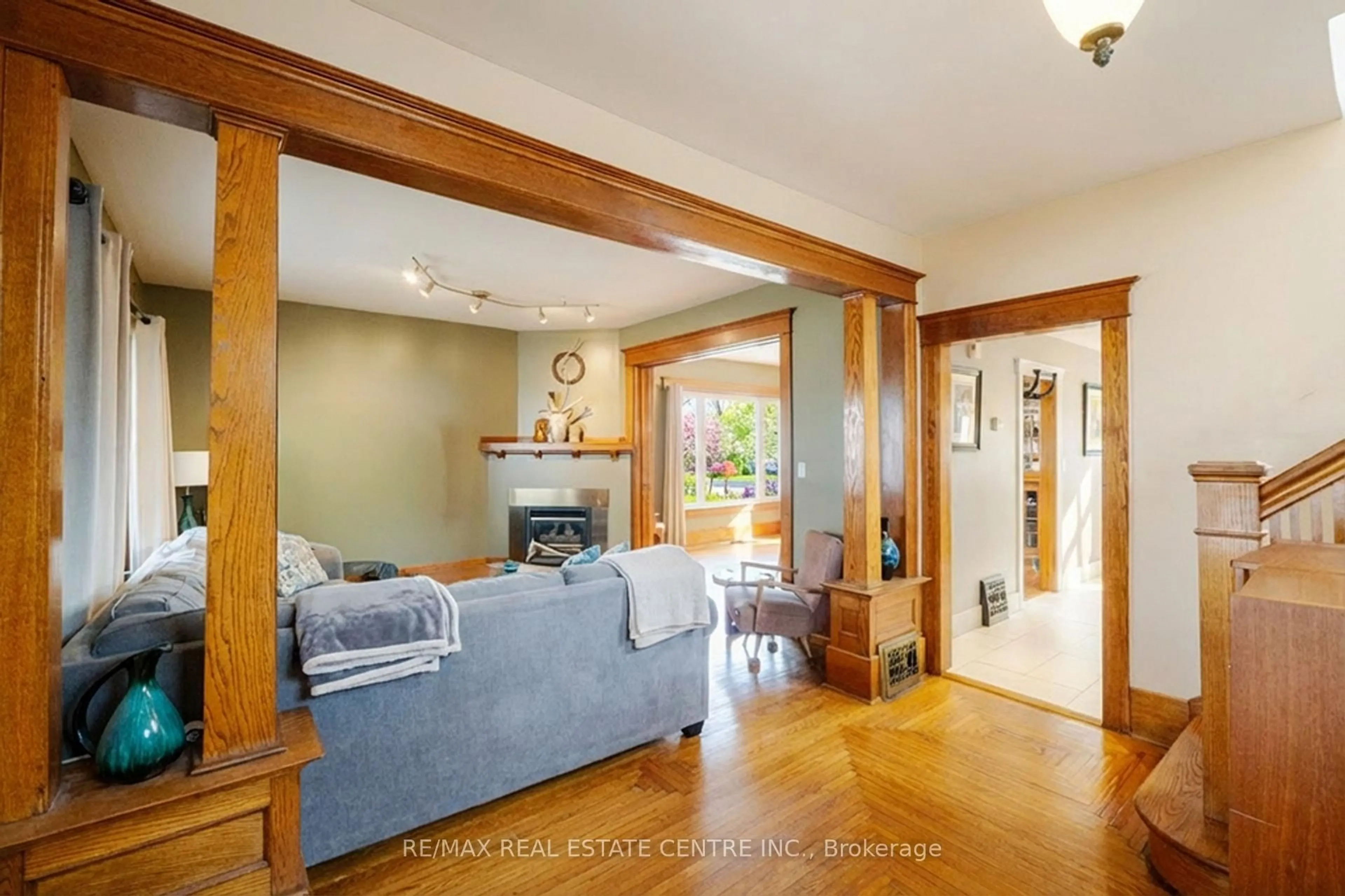 Living room with furniture, wood/laminate floor for 110 Lacroix St, Chatham-Kent Ontario N7M 2T6