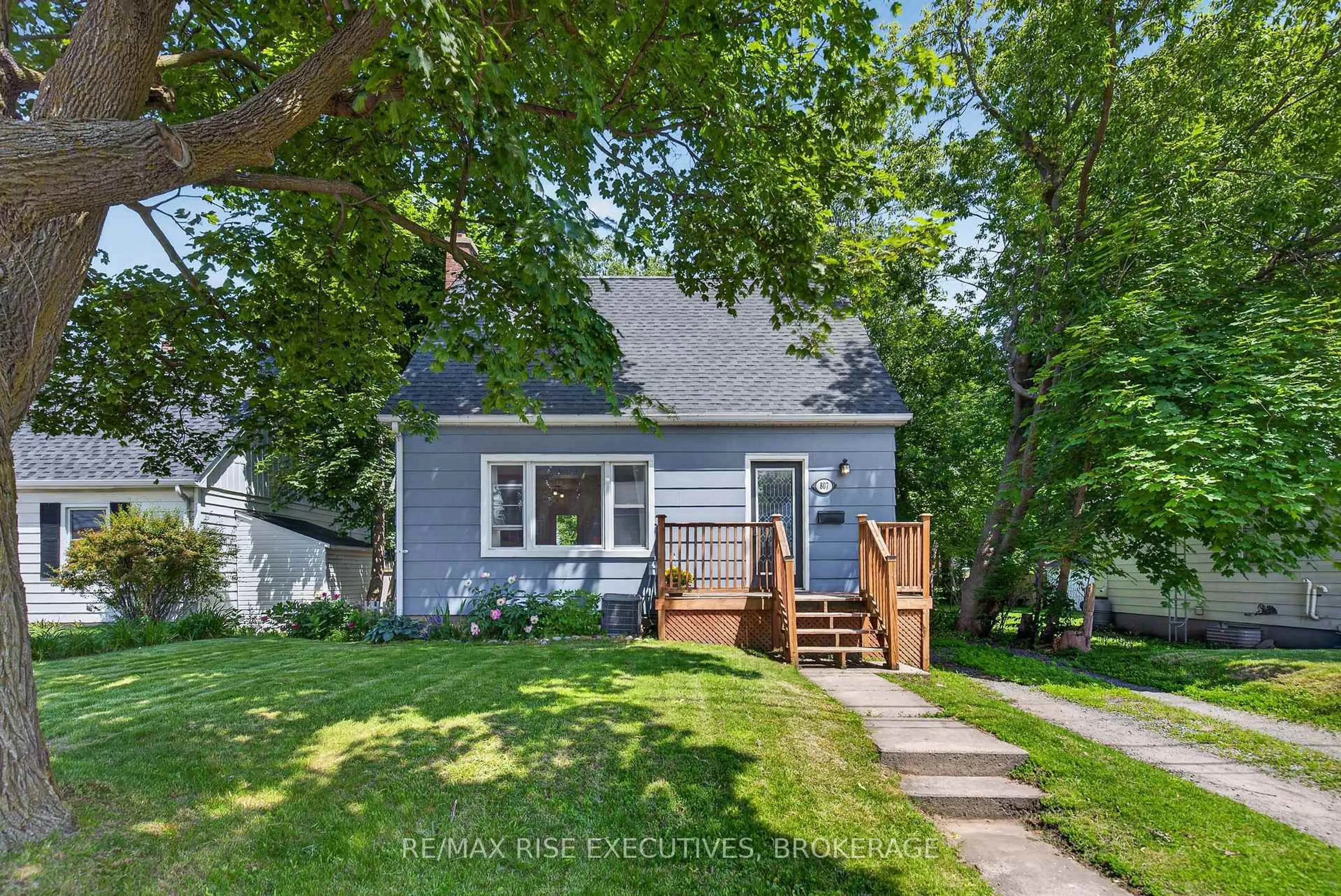 Home with vinyl exterior material, street for 807 Brock St, Kingston Ontario K7L 1W6