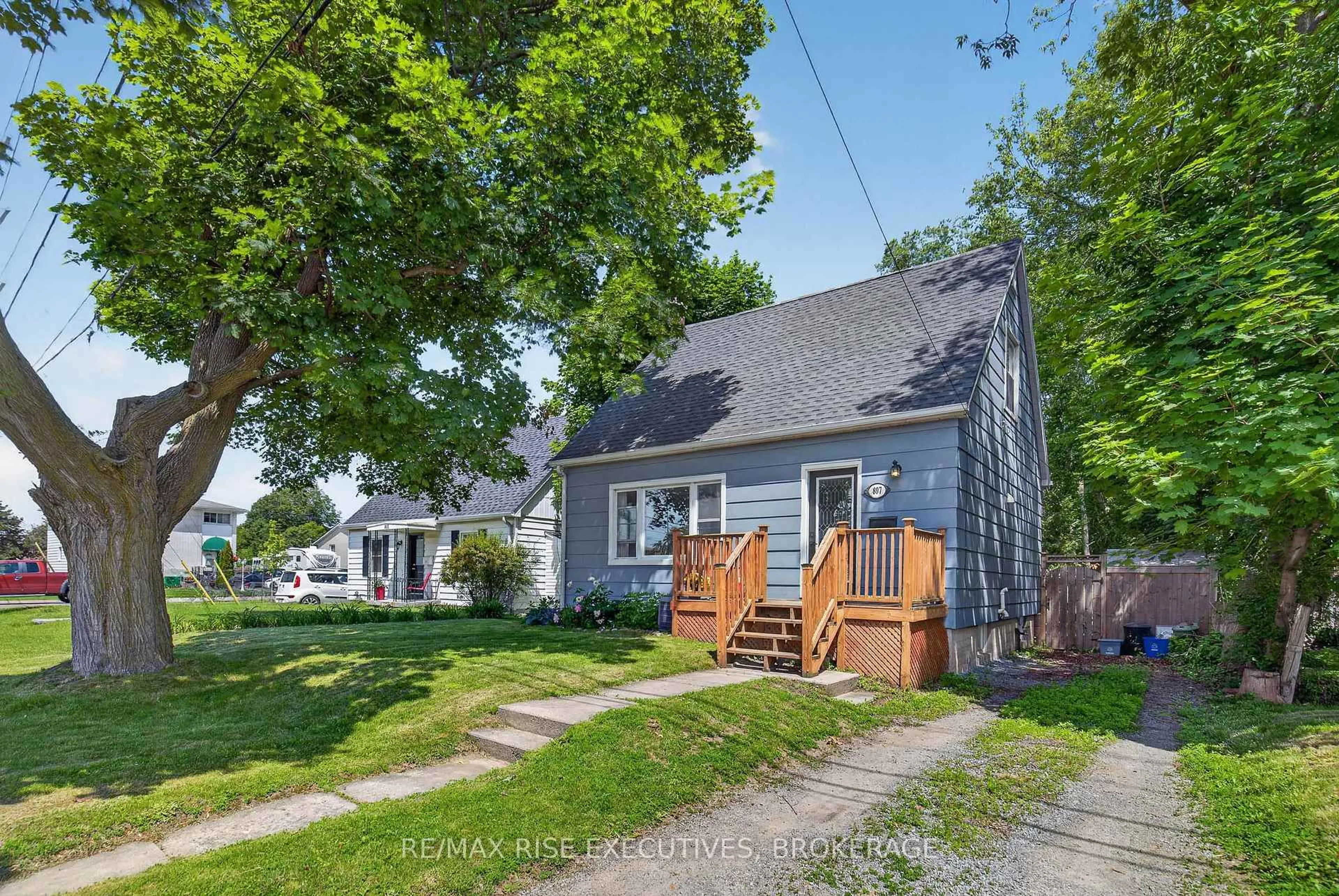 A pic from outside/outdoor area/front of a property/back of a property/a pic from drone, street for 807 Brock St, Kingston Ontario K7L 1W6