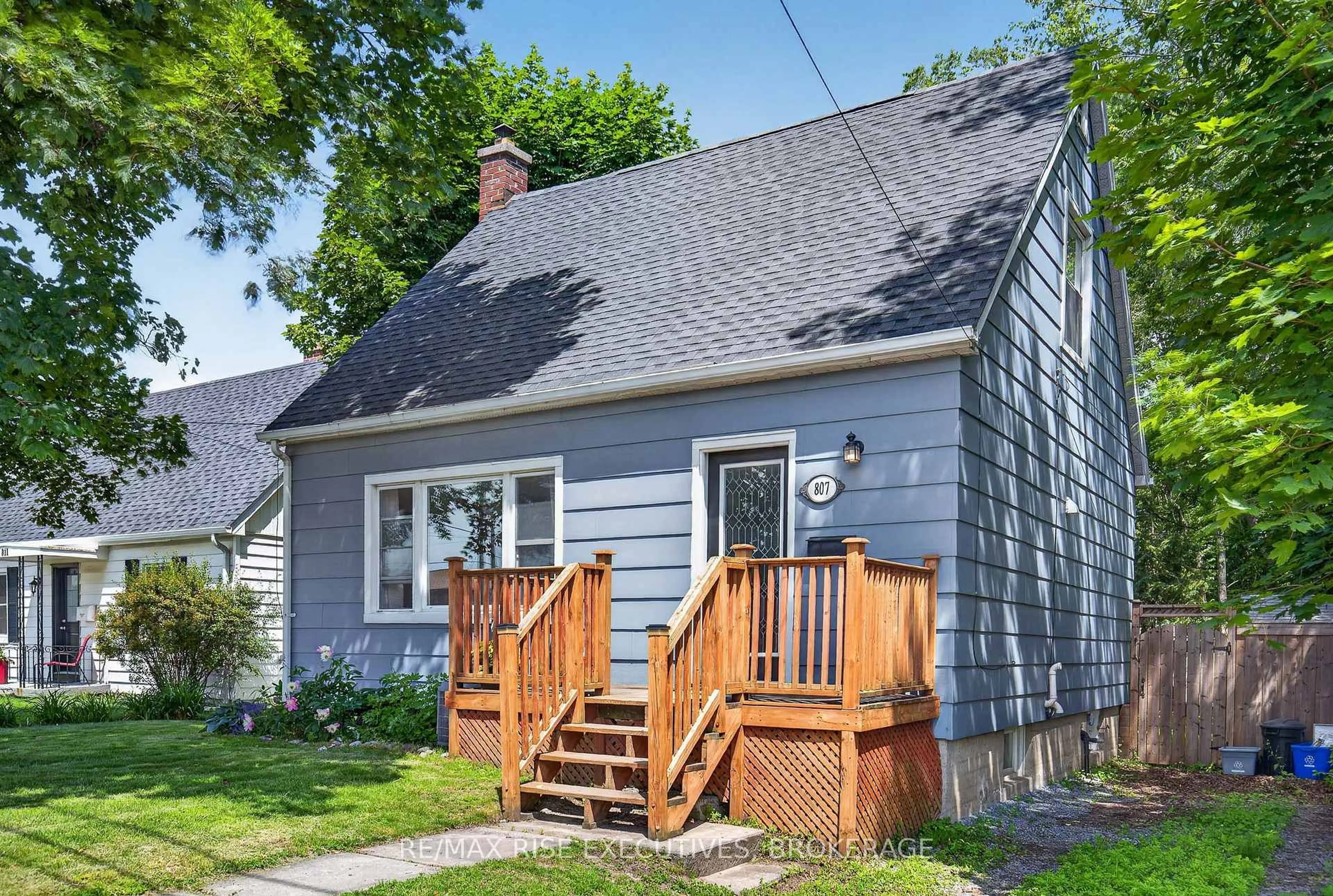 Home with vinyl exterior material, street for 807 Brock St, Kingston Ontario K7L 1W6